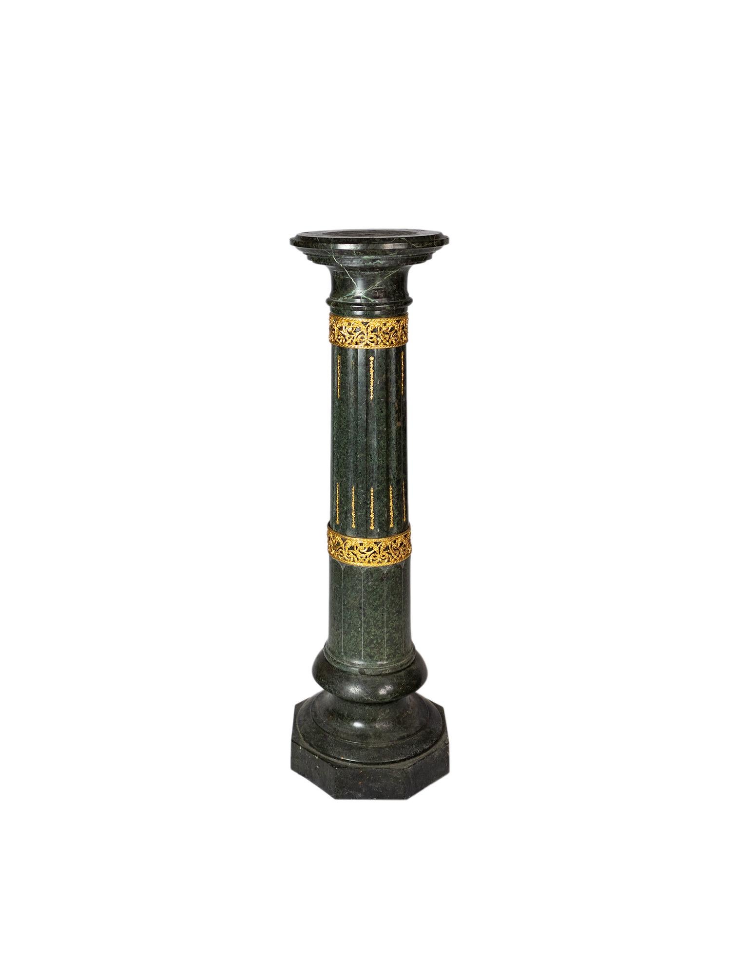 Colonna neoclassica francese del XIX secolo in marmo verde alpino con decorazione in bronzo dorato.

