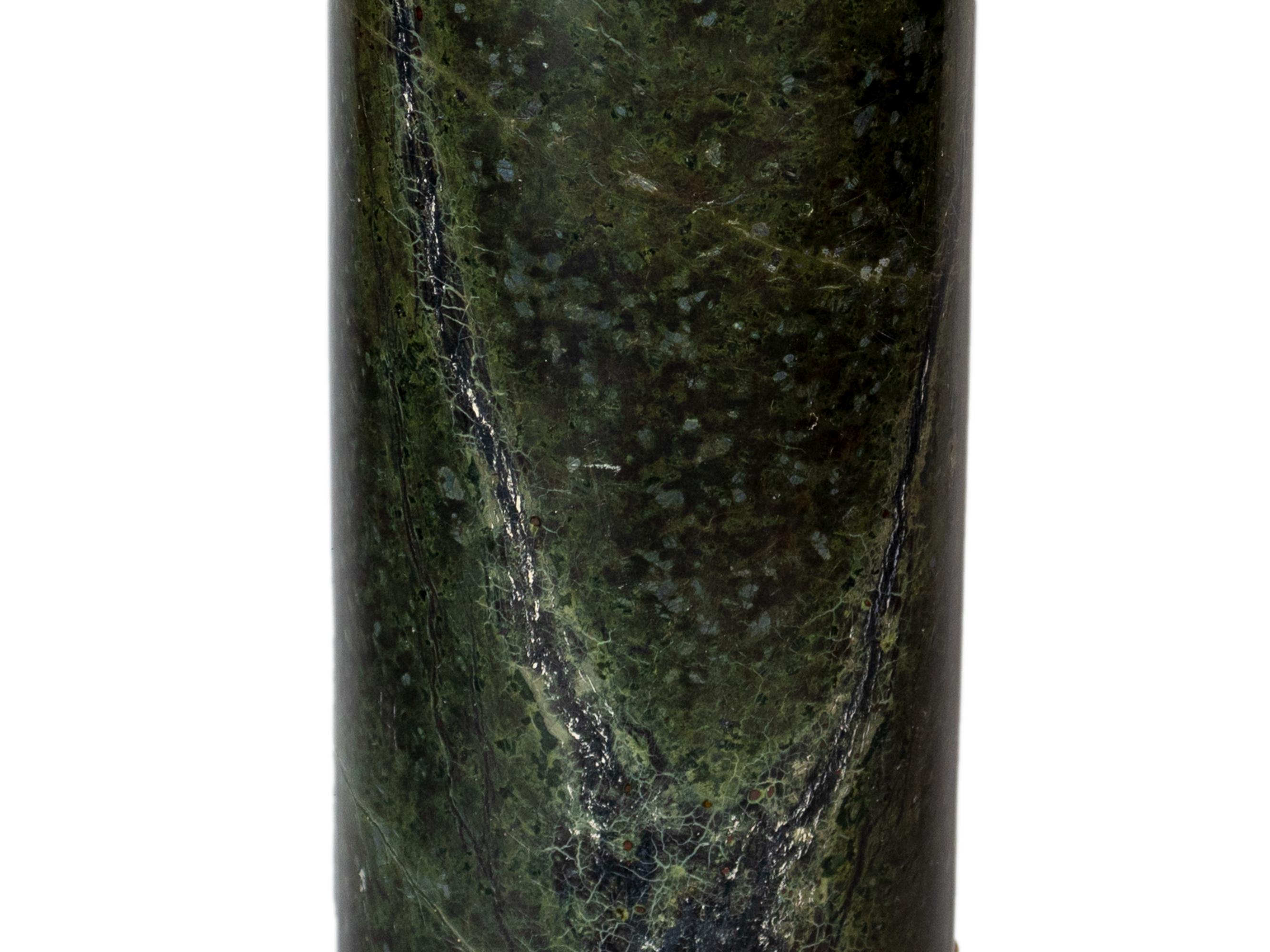 Columna francesa con pedestal de mármol verde alpino, siglo XIX, detalles de bronce dorado Neoclásico en venta