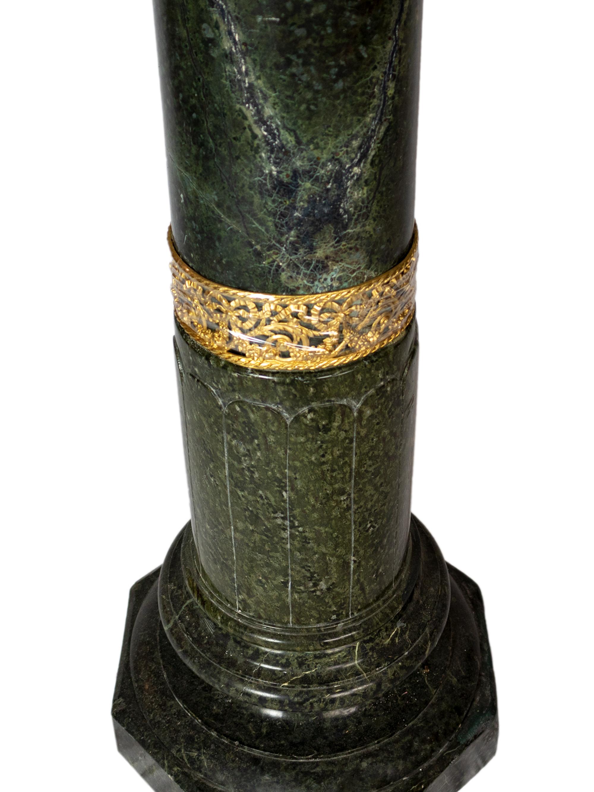 Columna francesa con pedestal de mármol verde alpino, siglo XIX, detalles de bronce dorado Francés en venta
