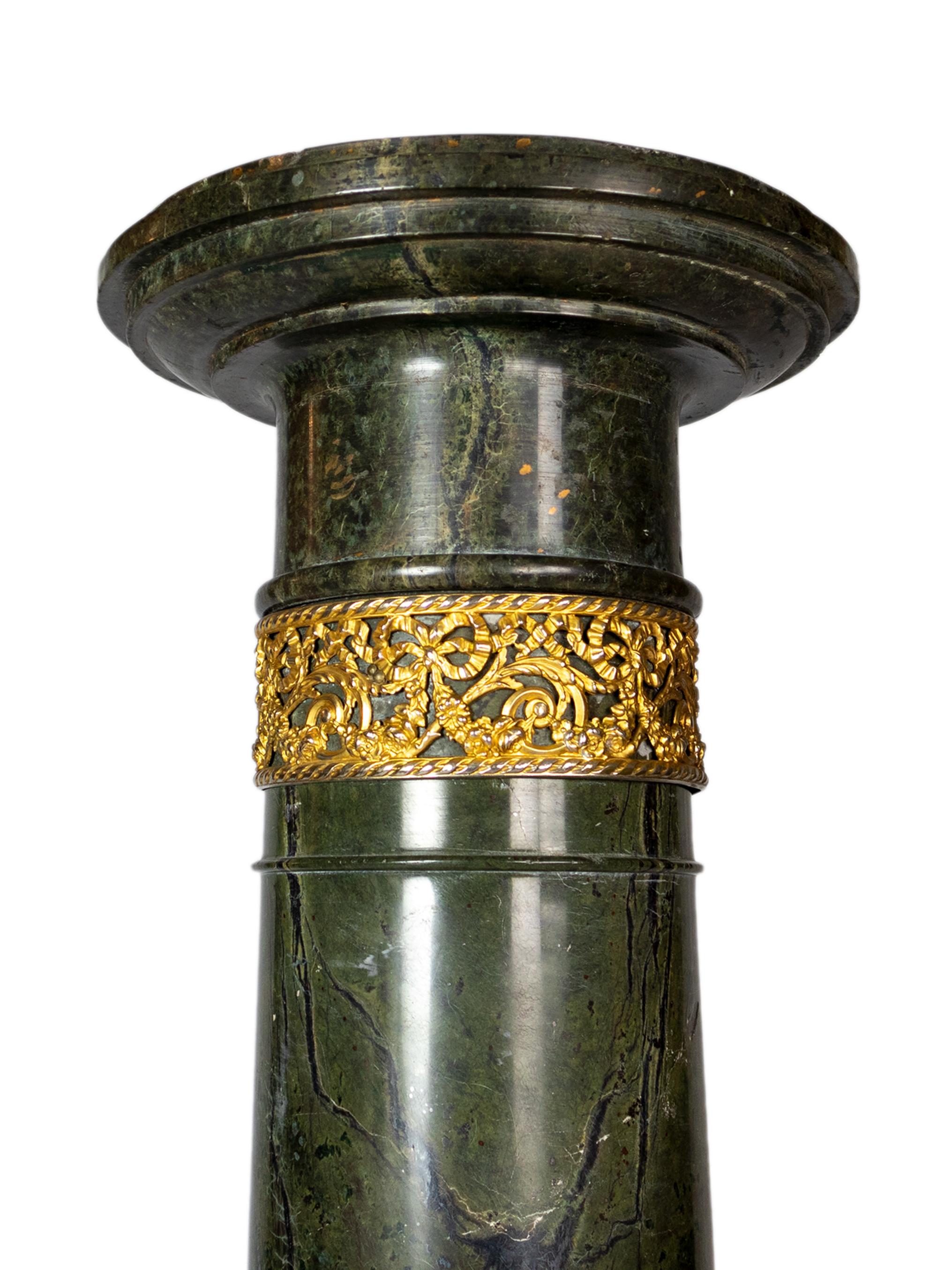 Columna francesa con pedestal de mármol verde alpino, siglo XIX, detalles de bronce dorado Tallado en venta