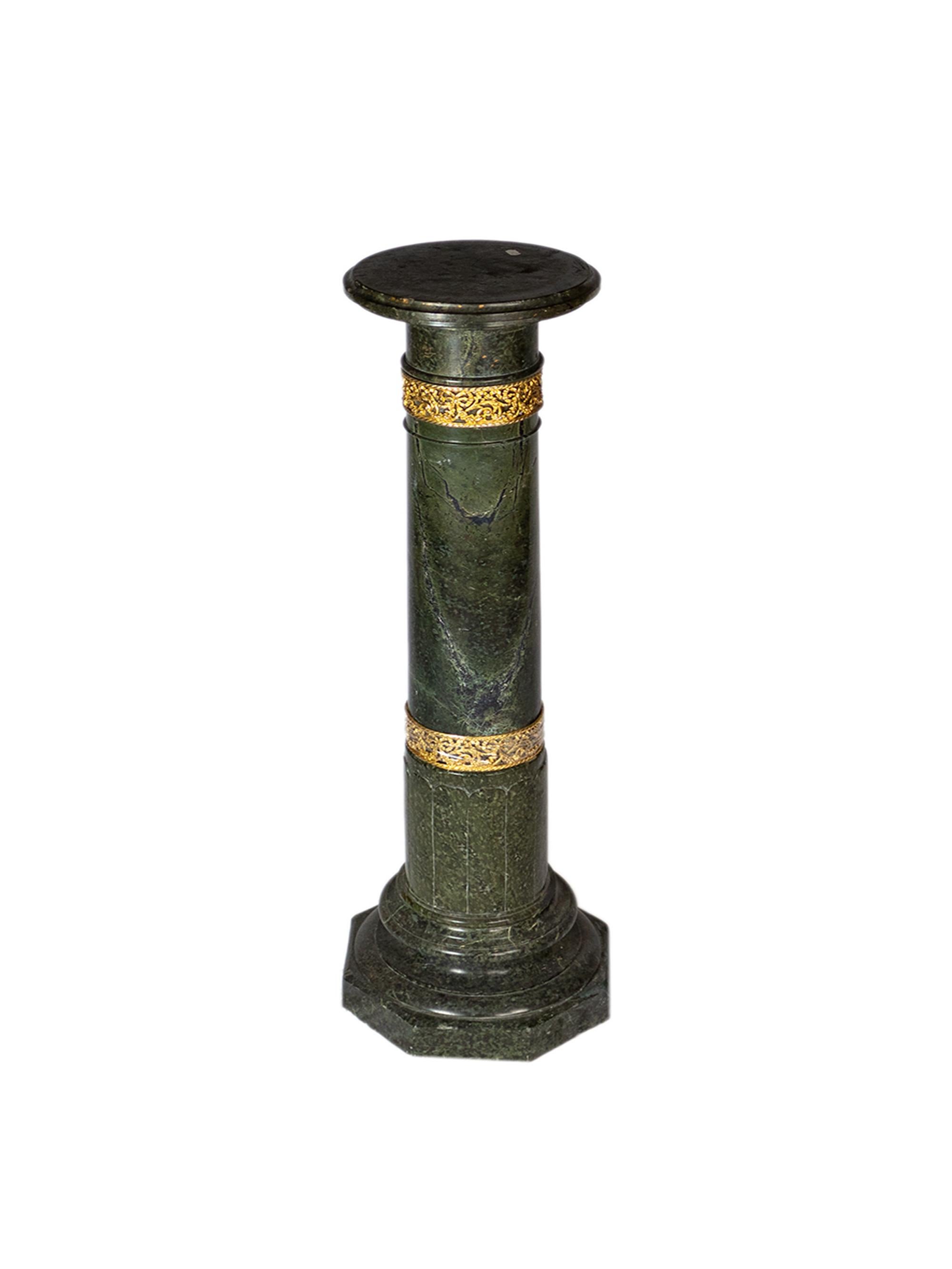 Columna francesa con pedestal de mármol verde alpino, siglo XIX, detalles de bronce dorado en Bueno estado para la venta en Lisbon, PT