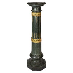 Pedestales y columnas neoclásicos