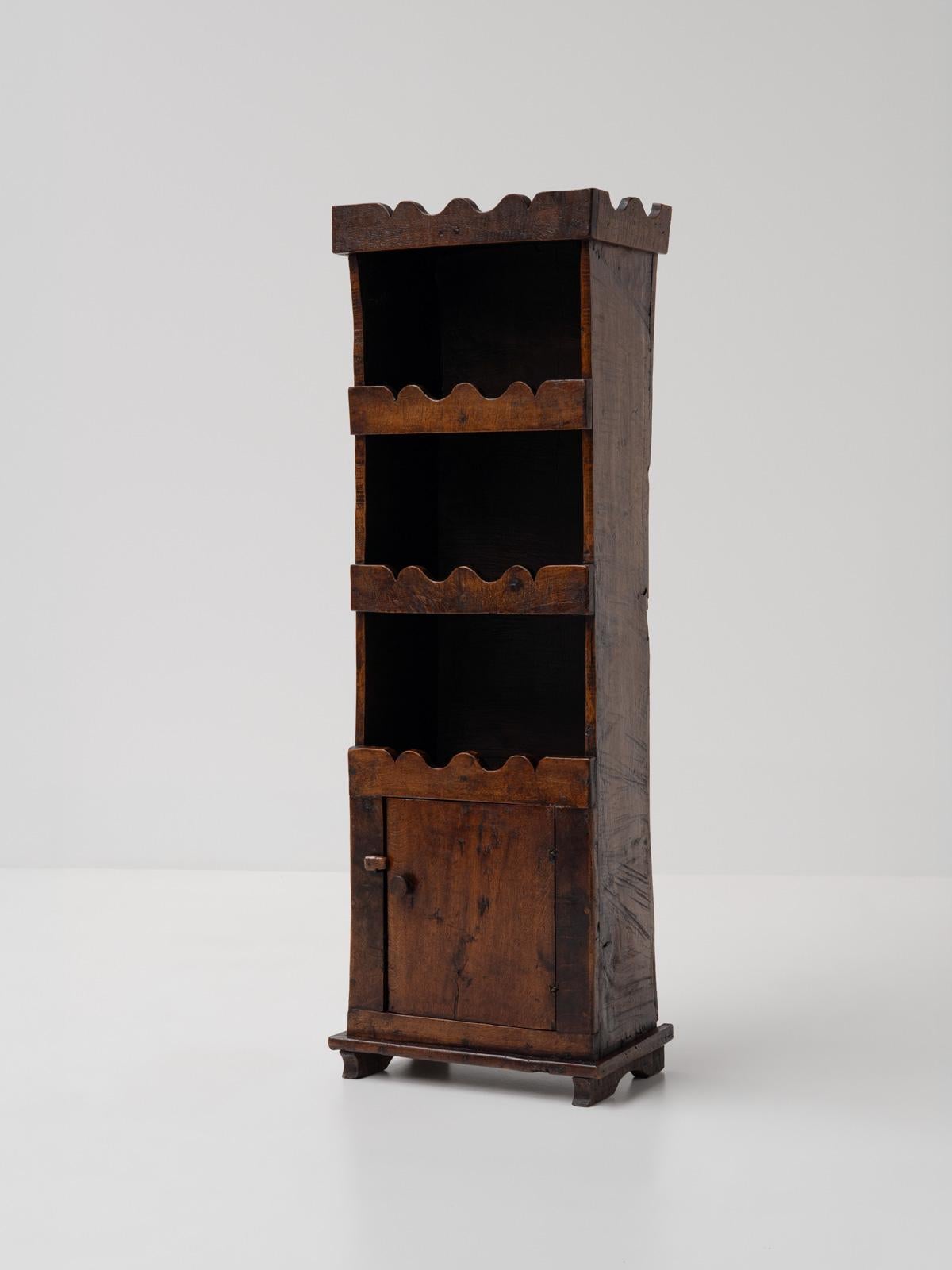 Questo mobile di arte popolare rustica alpina francese del XIX secolo incarna il fascino e l'autenticità dell'artigianato tradizionale di montagna. Realizzata a mano in legno massiccio di Oak, la sua superficie porta i segni dell'età, dell'uso e