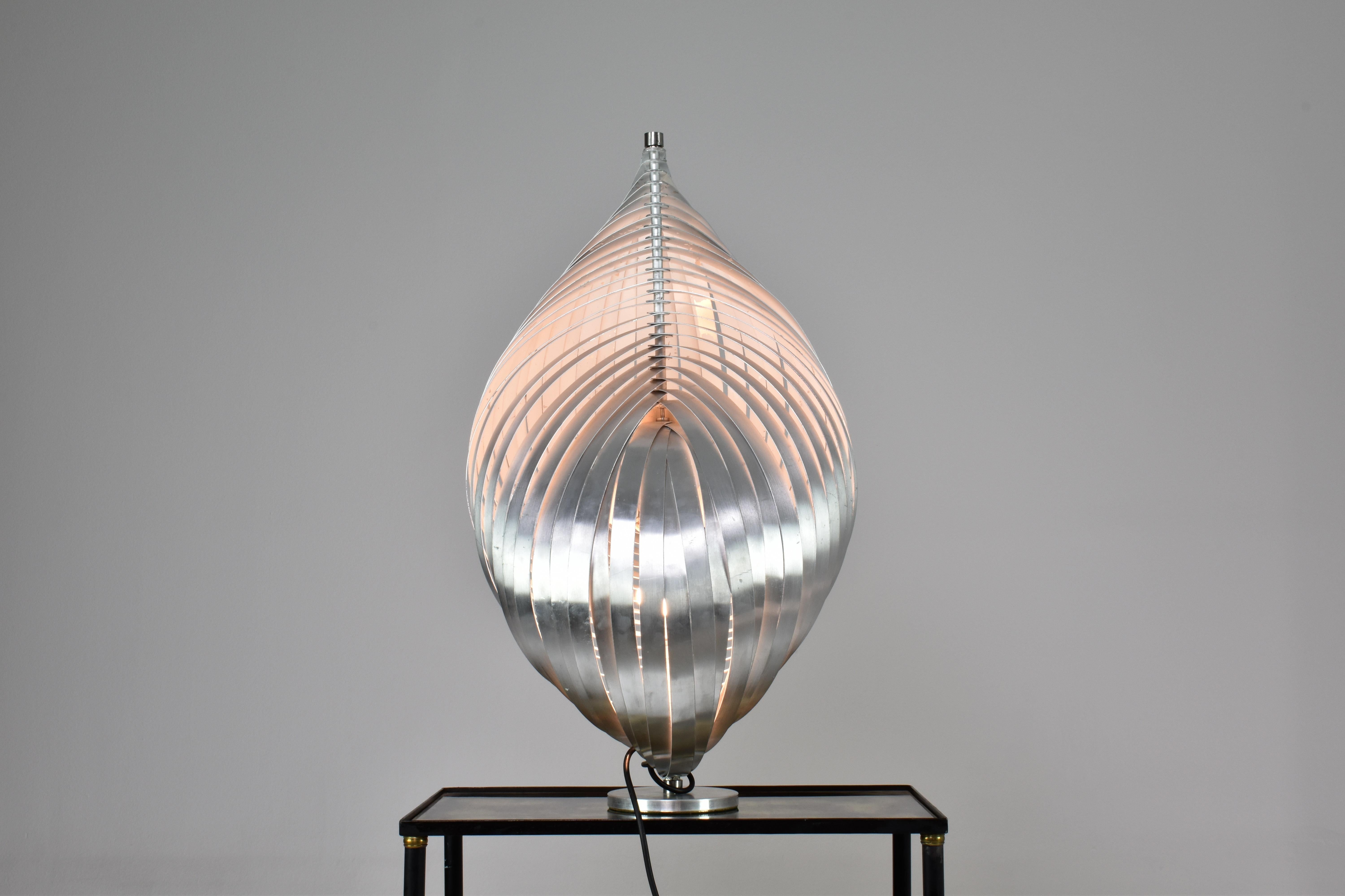Pareja de lámparas de sobremesa francesas de aluminio de Henri Mathieu, años 60-70 Francés en venta