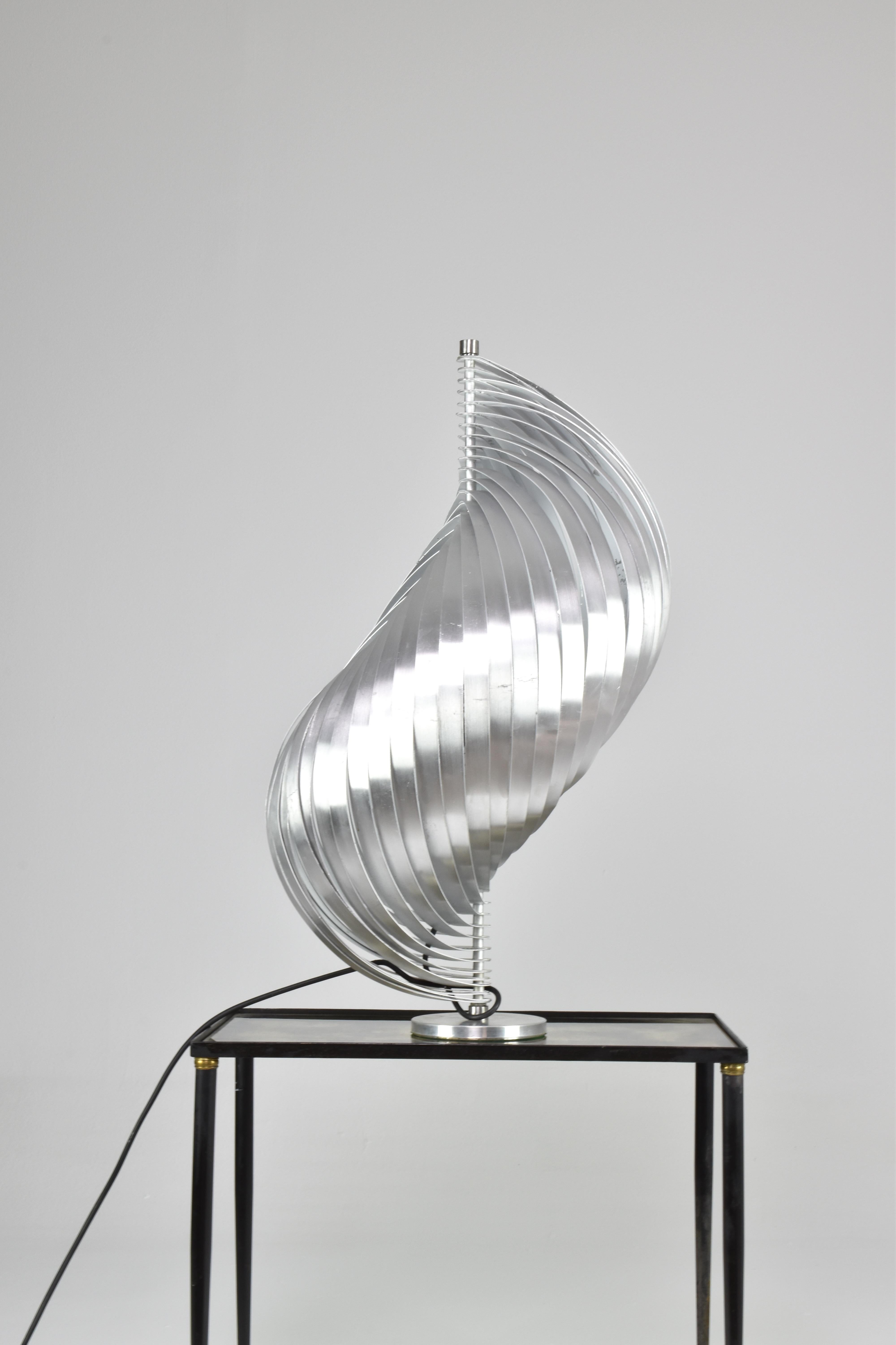 Pareja de lámparas de sobremesa francesas de aluminio de Henri Mathieu, años 60-70 Aluminio en venta