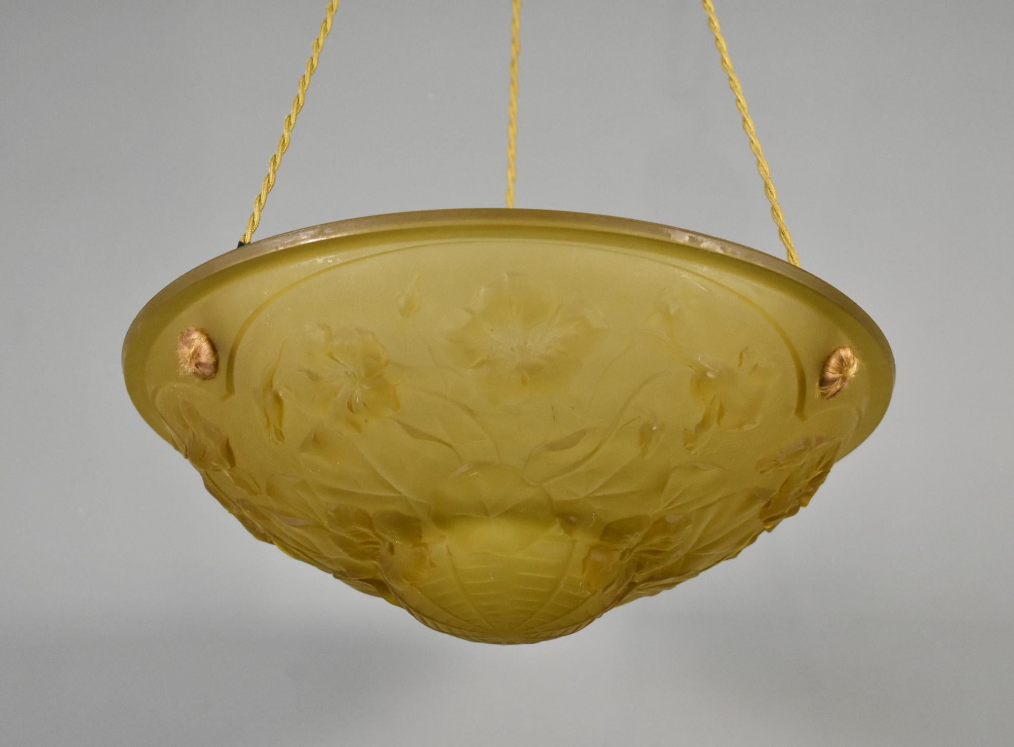 French Amber Art Deco Ceiling Light / Plafonnier

This delightful Art Deco amber bowl is decorated with nasturtium flowers and leaves throughout.

It is suspended from its original silken ceiling rose and braided cable.

The glass bowl is in