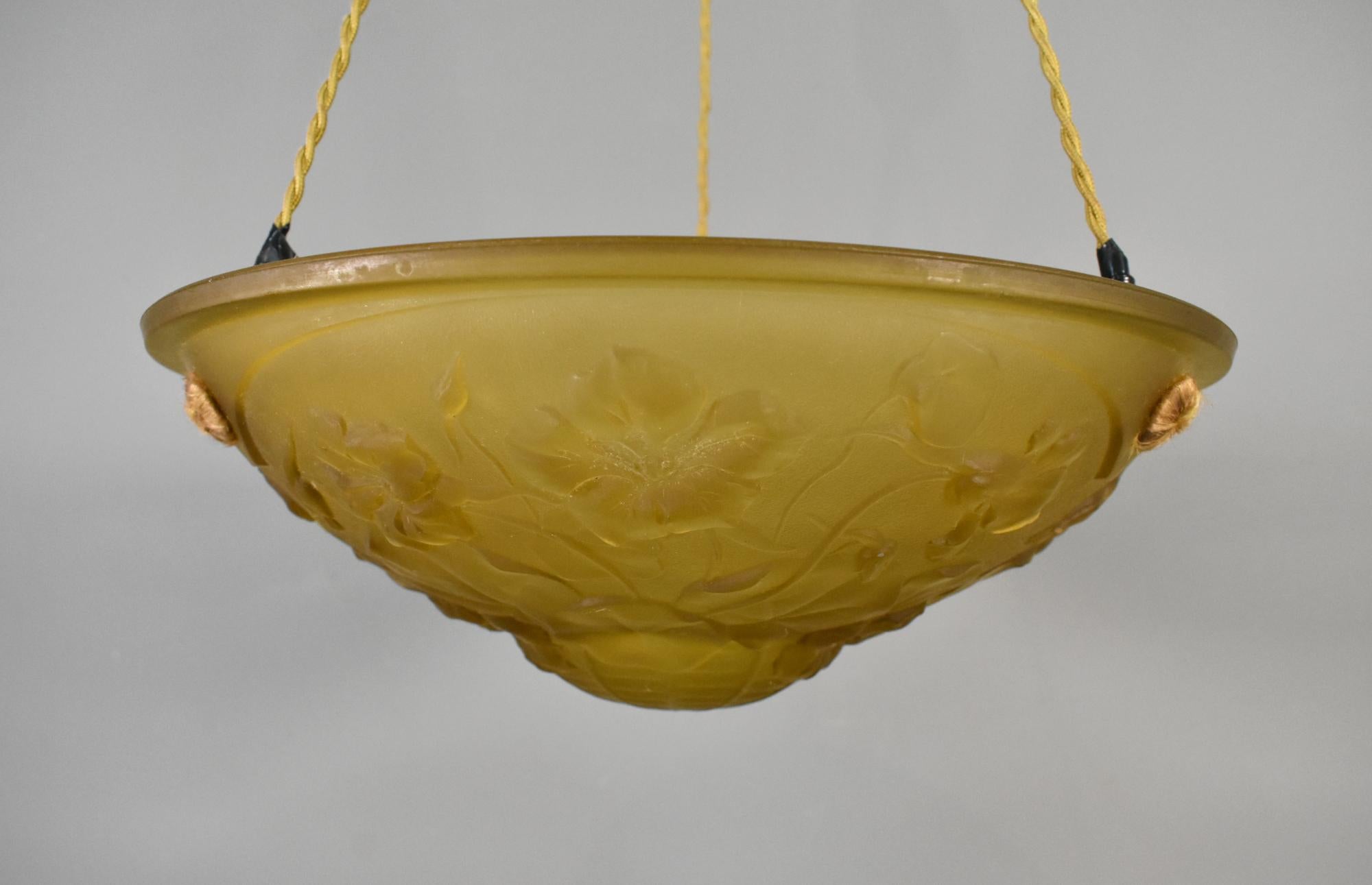 French Amber Art Deco Ceiling Light / Plafonnier In Good Condition For Sale In SAINTE-COLOMBE, FR