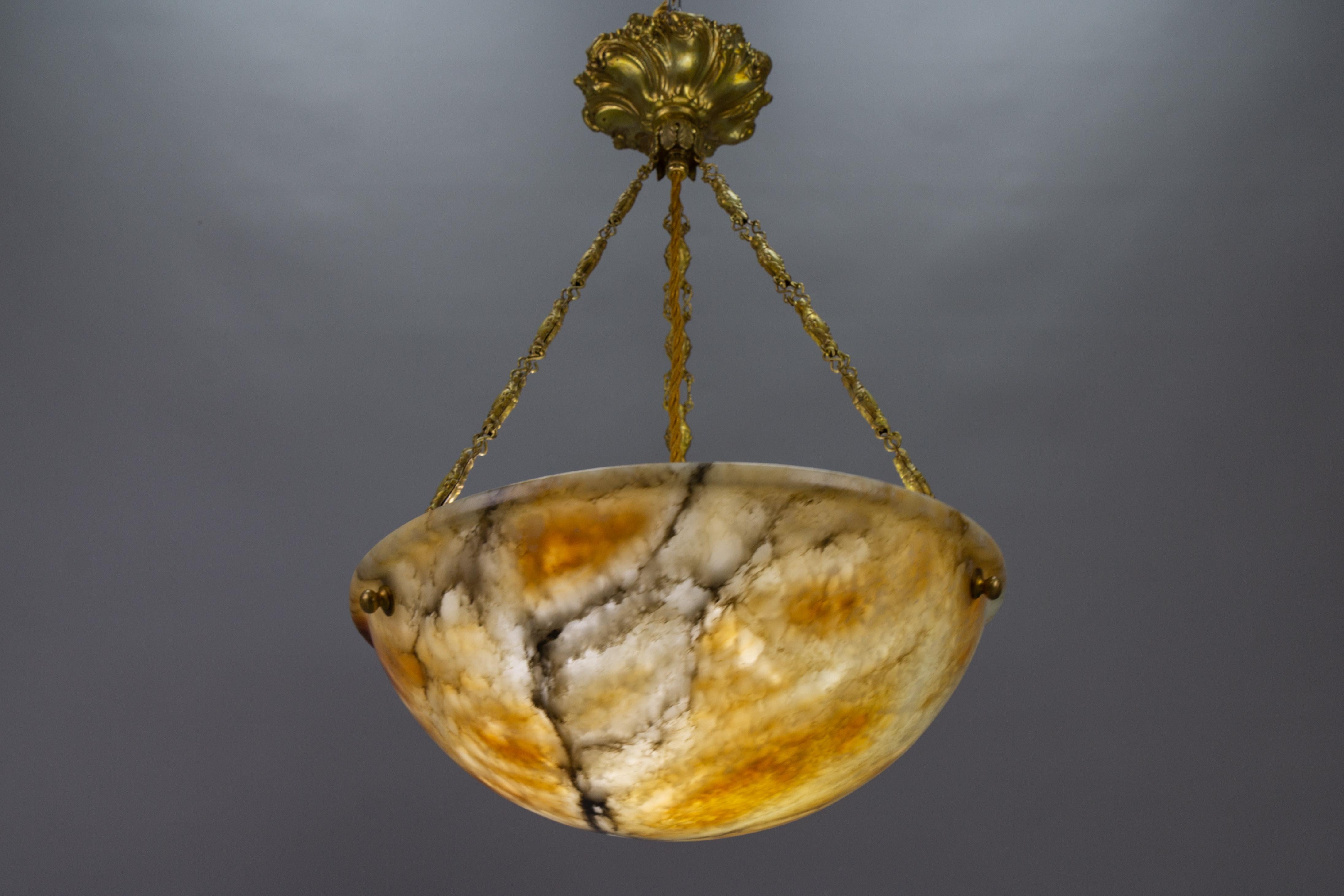 Lampada a sospensione francese in ottone e alabastro color ambra, circa 1930 3