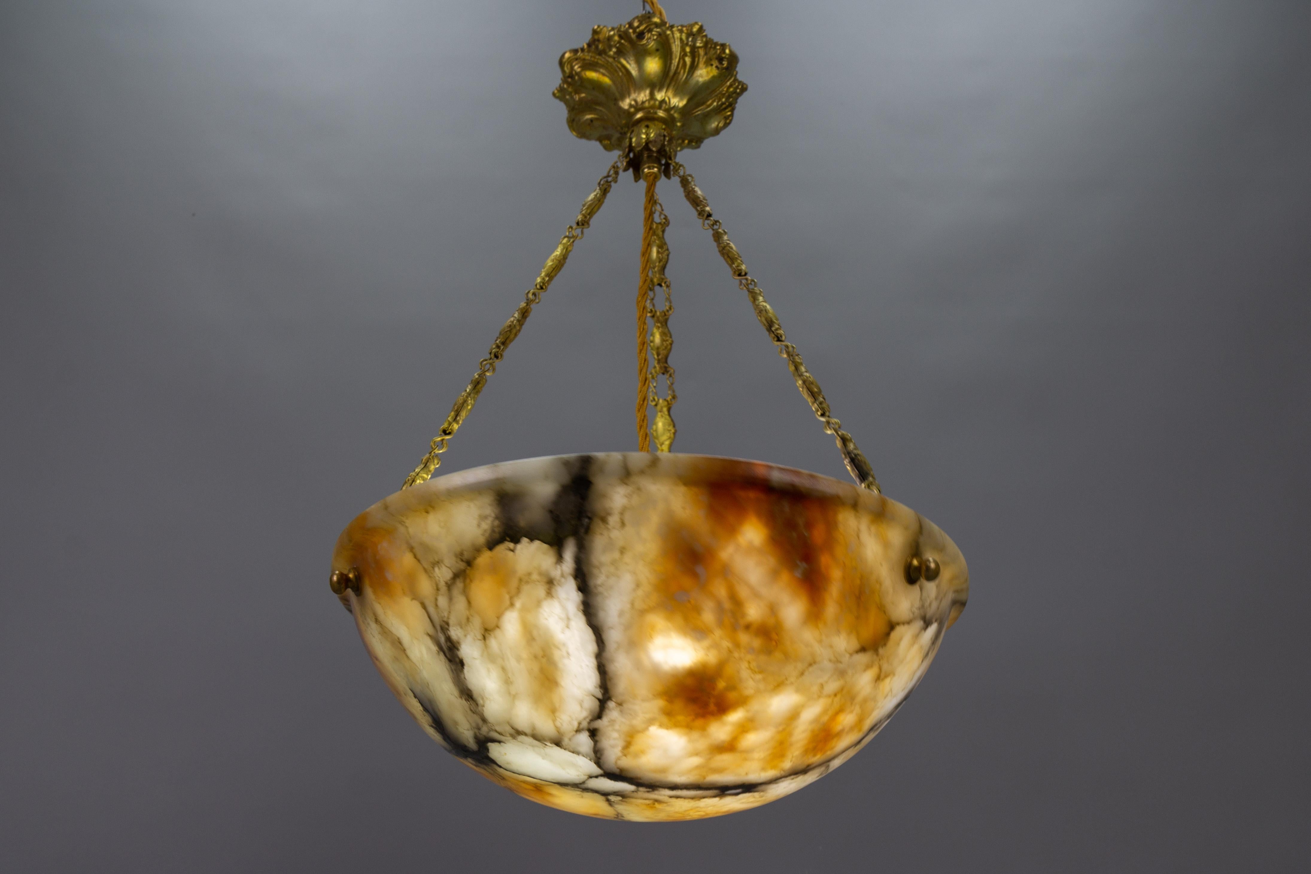 French Amber Color Alabaster and Brass Pendant Light, circa 1930 In Good Condition For Sale In Barntrup, DE