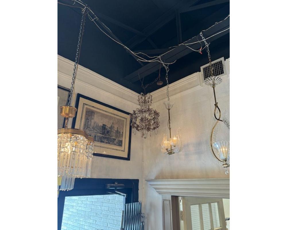 Lampadario francese d'epoca con fiori di ametista e cristallo. Circa 1940. Il lampadario è stato ricablato professionalmente e viene fornito con catena e baldacchino coordinati. È pronto per essere appeso!