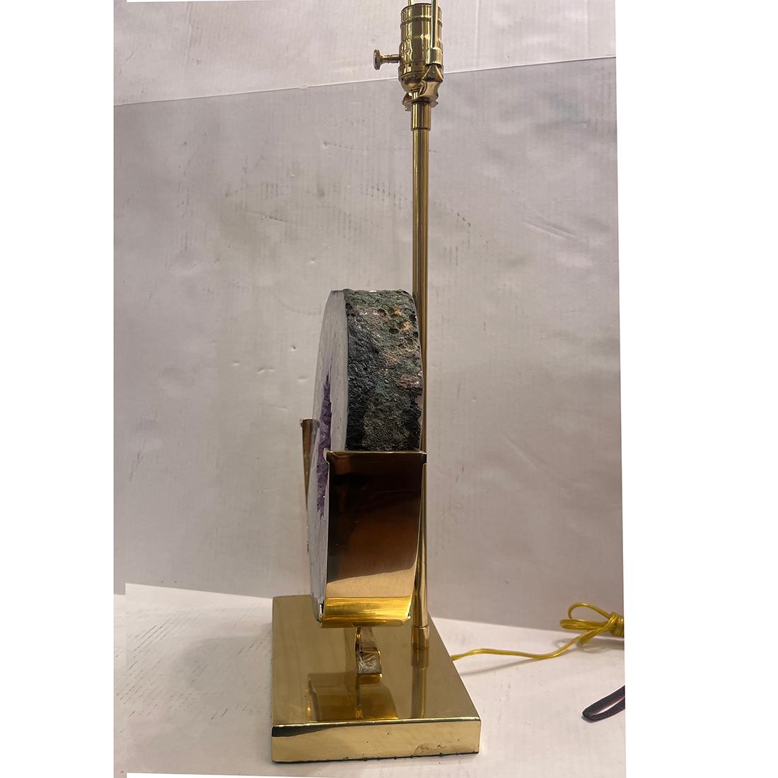 Lampe à quartz en bronze et améthyste datant des années 1970.

Mesures :
Hauteur du corps : 19.25
Hauteur jusqu'à l'appui de l'abat-jour : 29.25