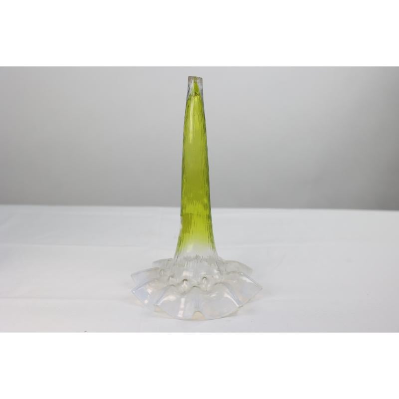 Art Nouveau French hand made iron epergne with a green & Vaseline glass flower. For Sale 3