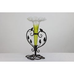 Epergne francese in stile Art Nouveau realizzata a mano in ferro con un fiore in vetro verde e vaselina.