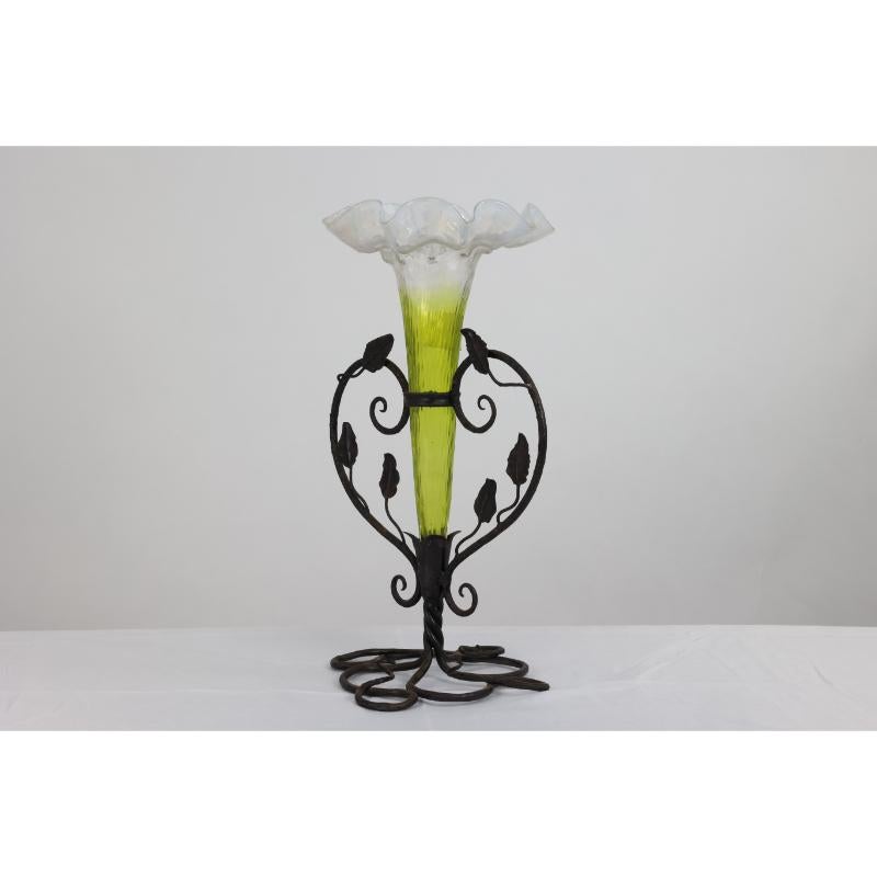 Art Nouveau French hand made iron epergne with a green & Vaseline glass flower. In Good Condition For Sale In London, GB