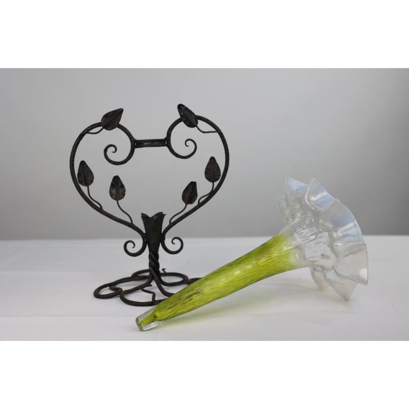 Art Nouveau French hand made iron epergne with a green & Vaseline glass flower. For Sale 1
