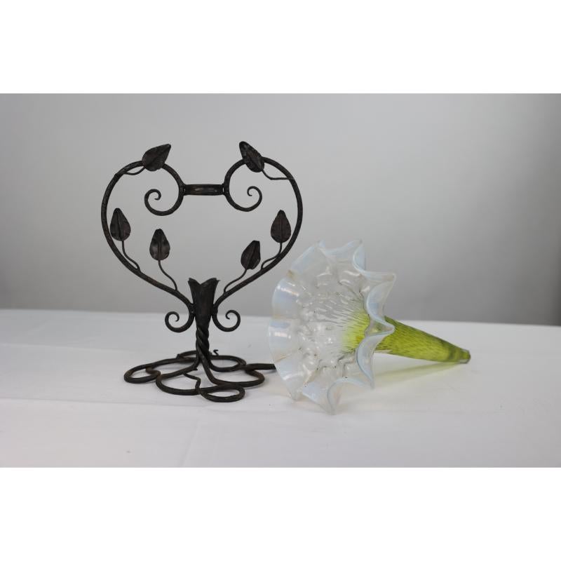 Art Nouveau French hand made iron epergne with a green & Vaseline glass flower. For Sale 2
