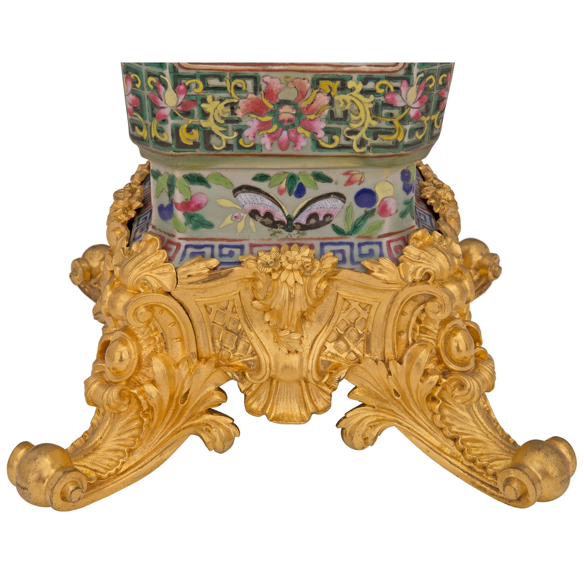 Lampe de style Louis XV du XIXe siècle avec collaboration française et asiatique en vente 5