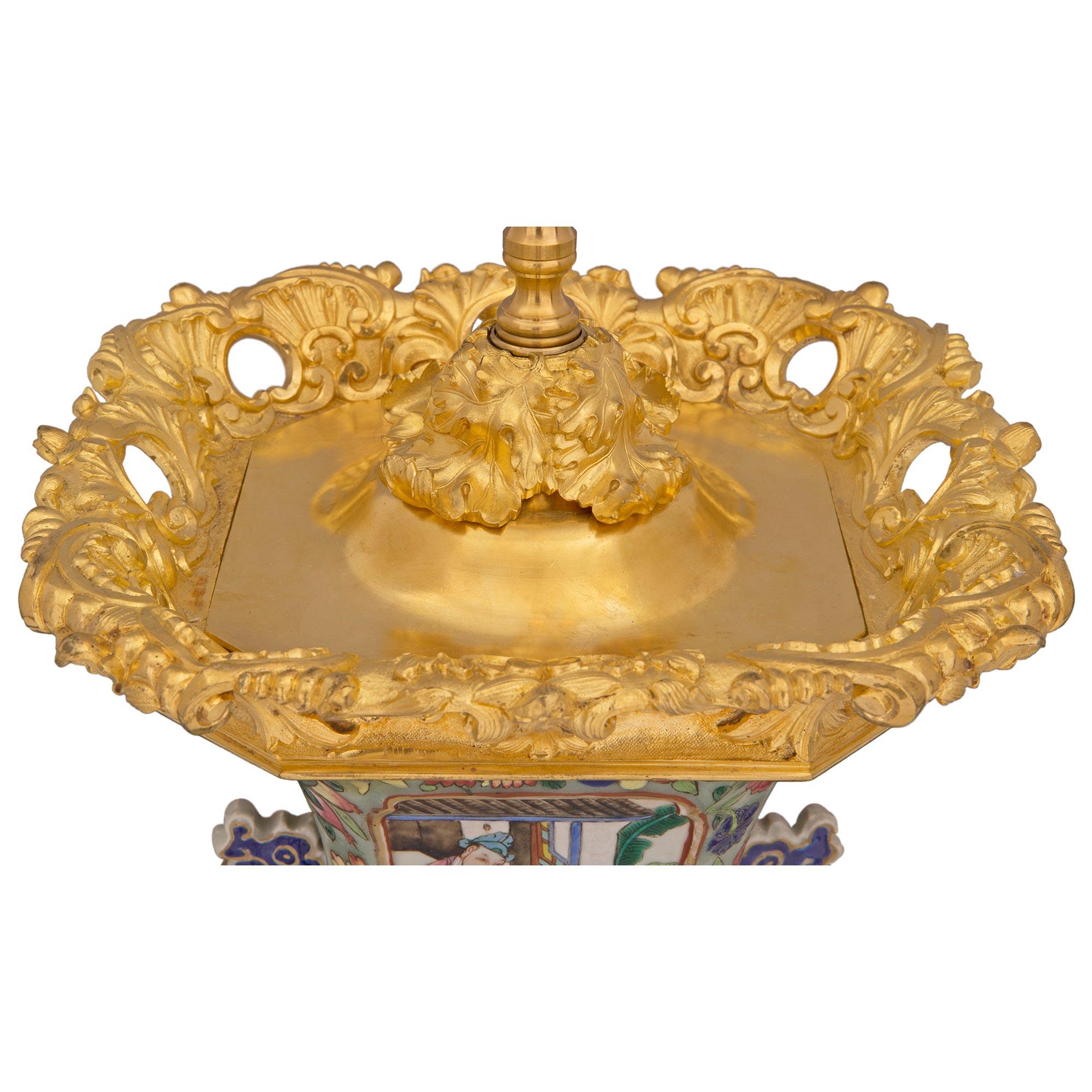 Lampe de style Louis XV du XIXe siècle avec collaboration française et asiatique Bon état - En vente à West Palm Beach, FL