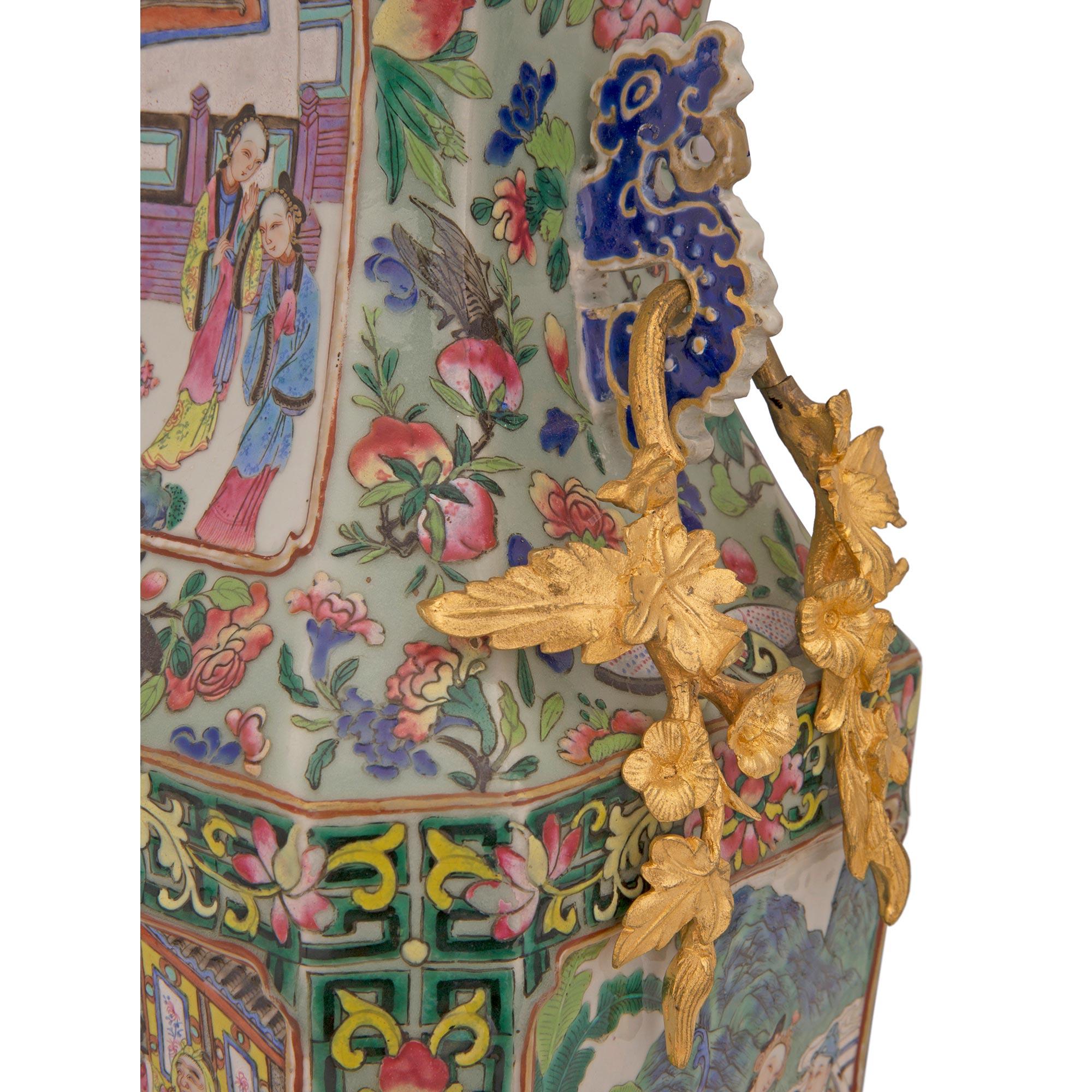 Porcelaine Lampe de style Louis XV du XIXe siècle avec collaboration française et asiatique en vente