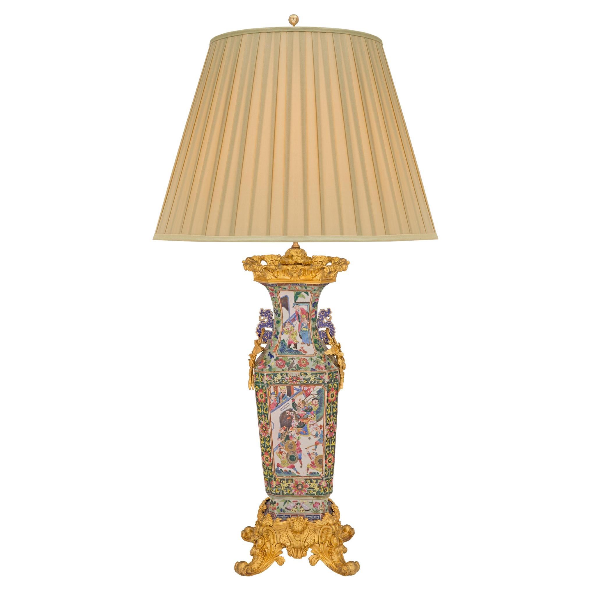 Lampe de style Louis XV du XIXe siècle avec collaboration française et asiatique en vente