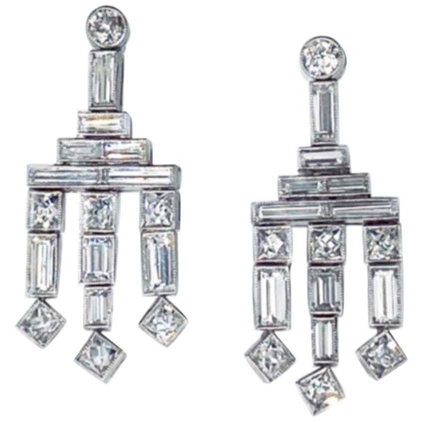 Mindi Mond Boucles d'oreilles chandelier en platine avec diamants français et baguettes de 4,57 carats en vente 1