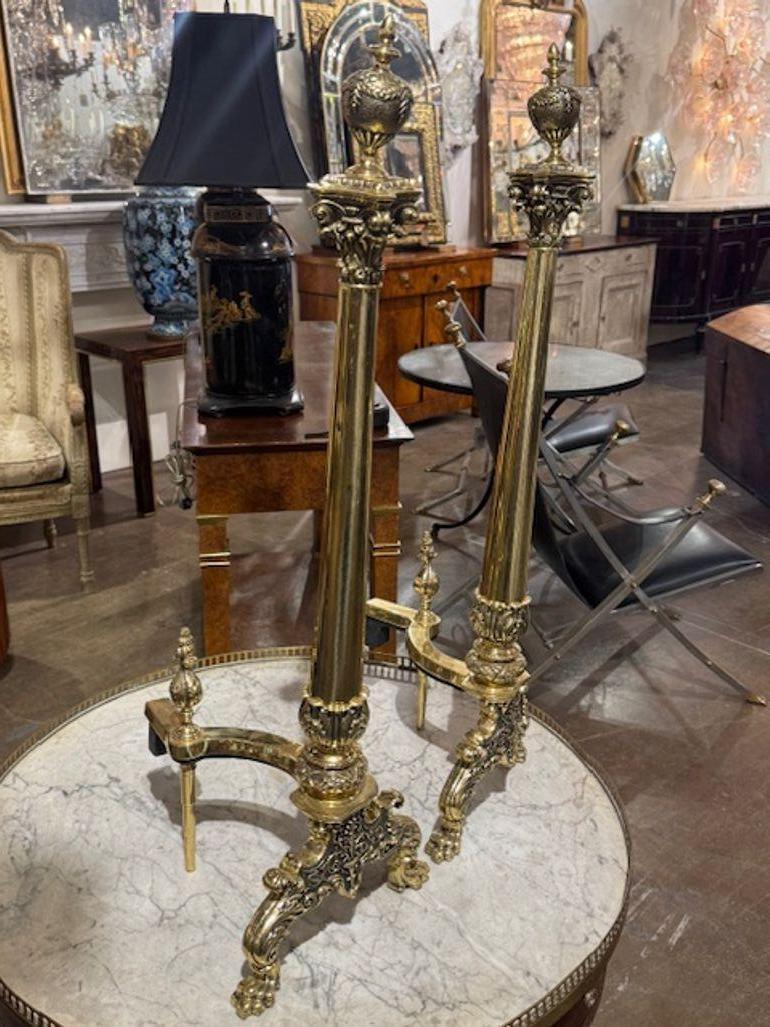 Ein Paar französische polierte Bronze-Andirons aus dem frühen 20. Sie erforschen eine wahrhaft elegante Ecke der Kaminausstattung - französische polierte Bronze-Andirons aus dem 20. Jahrhundert, die sowohl funktional als auch skulptural sind und oft