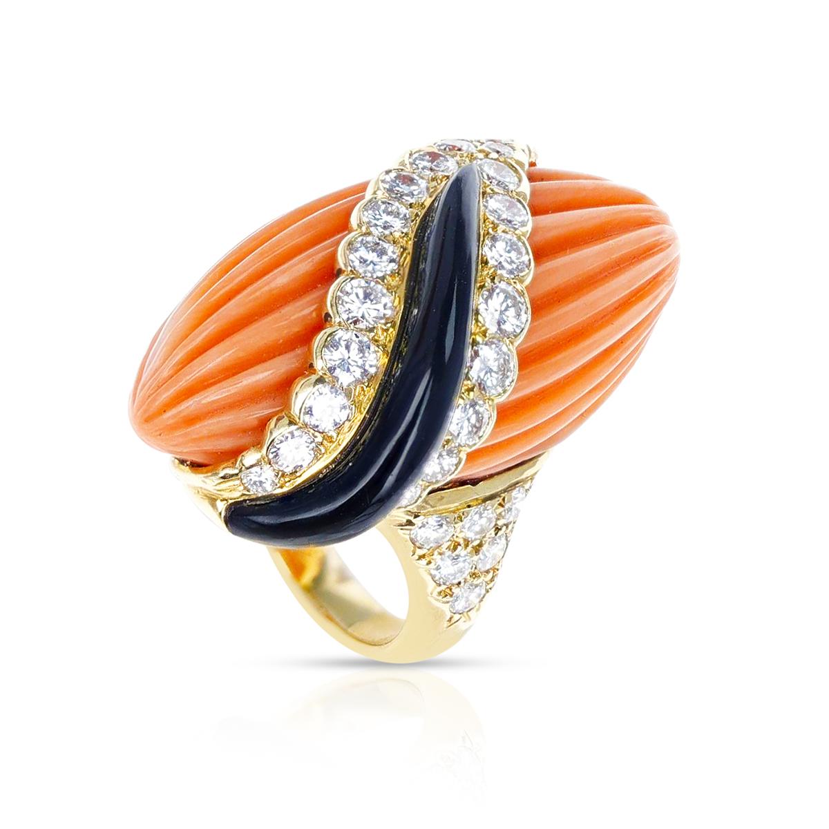 Ein französischer Andre Vassort Ring mit geschnitzter Koralle, Onyx und Diamanten. Gesamtgewicht: 16,30 Gramm. Ring Größe US 5.25.