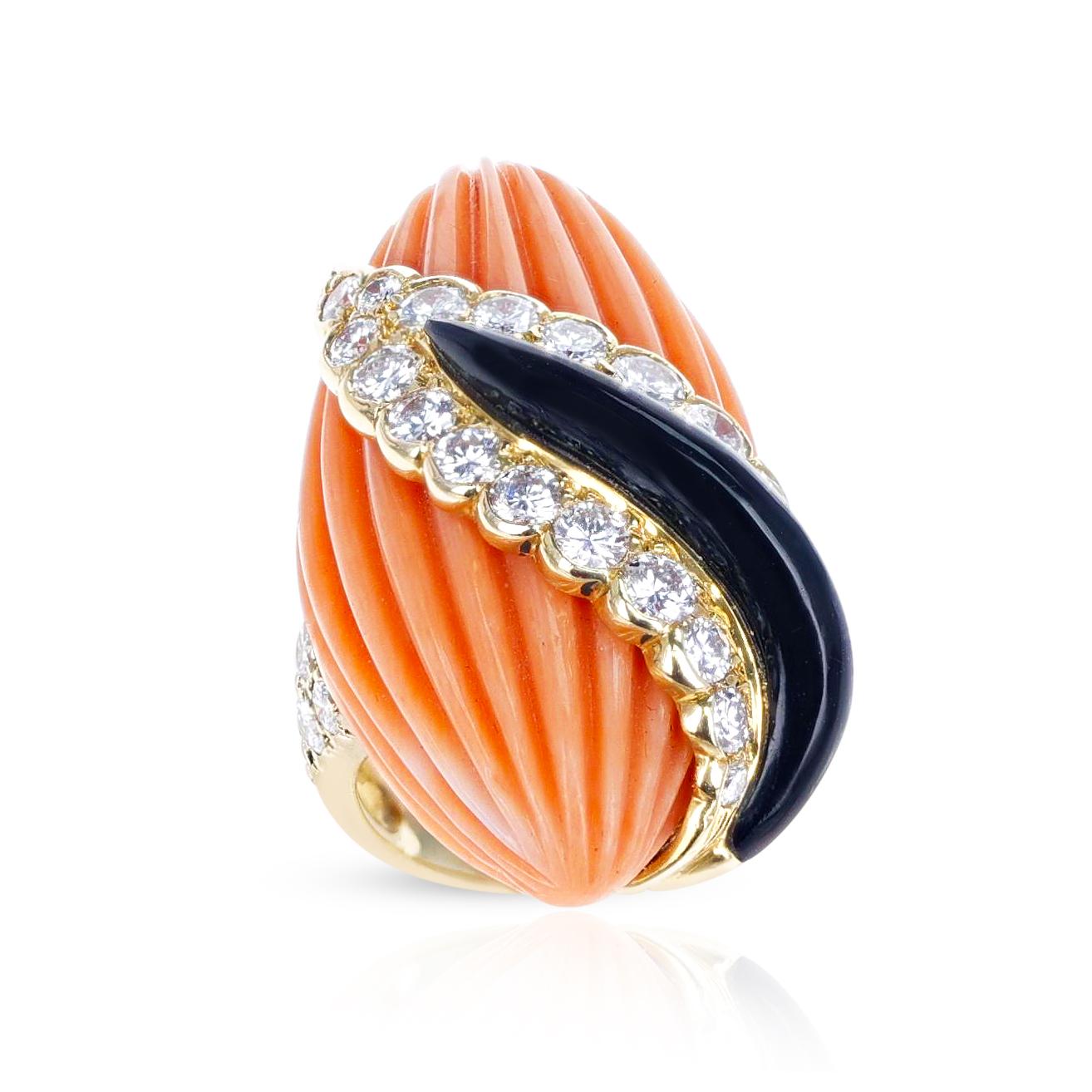 Ring aus geschnitzter Koralle, Onyx und Diamanten von Andre Vassort (Rundschliff) im Angebot