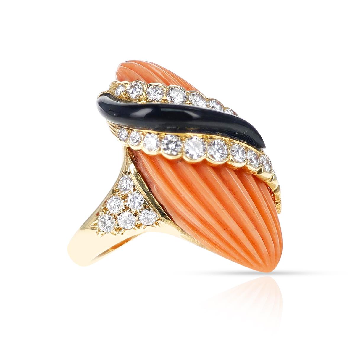 Ring aus geschnitzter Koralle, Onyx und Diamanten von Andre Vassort für Damen oder Herren im Angebot