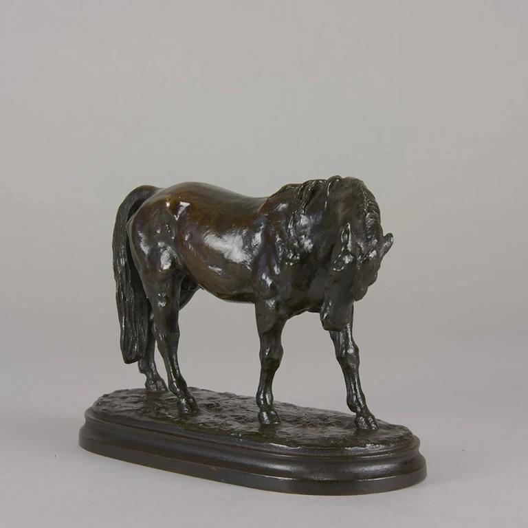 Fabelhafte französische Animalier-Bronzestudie eines stehenden Pferdes aus dem späten 19. Jahrhundert mit herrlich reicher dunkelbrauner, leicht beriebener bis mittelgoldbrauner Patina und ausgezeichneten, klaren Oberflächendetails, erhöht auf einem