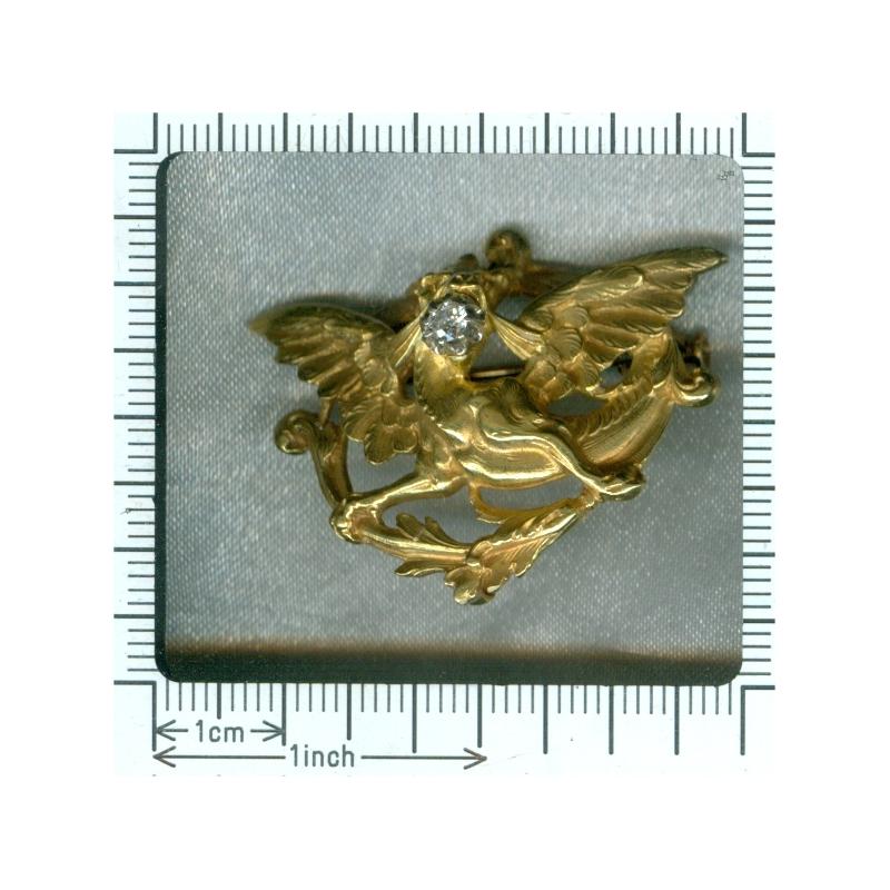 French Antique .15 Carat Diamond & 18 Karat Yellow Gold Griffin Brooch In Excellent Condition For Sale In Antwerp, BE