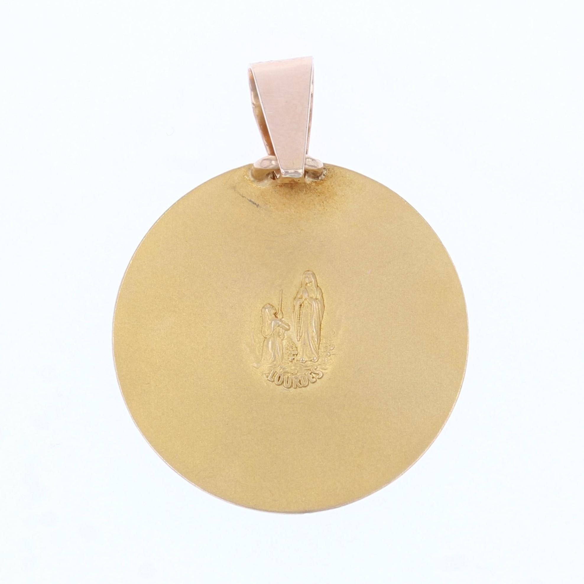 Medal in 18 karat yellow gold, eagle head hallmark.
Religious jewel, it represents the profile of the Virgin Mary realized on mate yellow gold and bordered of rose gold. On the back and in the center, is represented Saint Bernadette presenting a