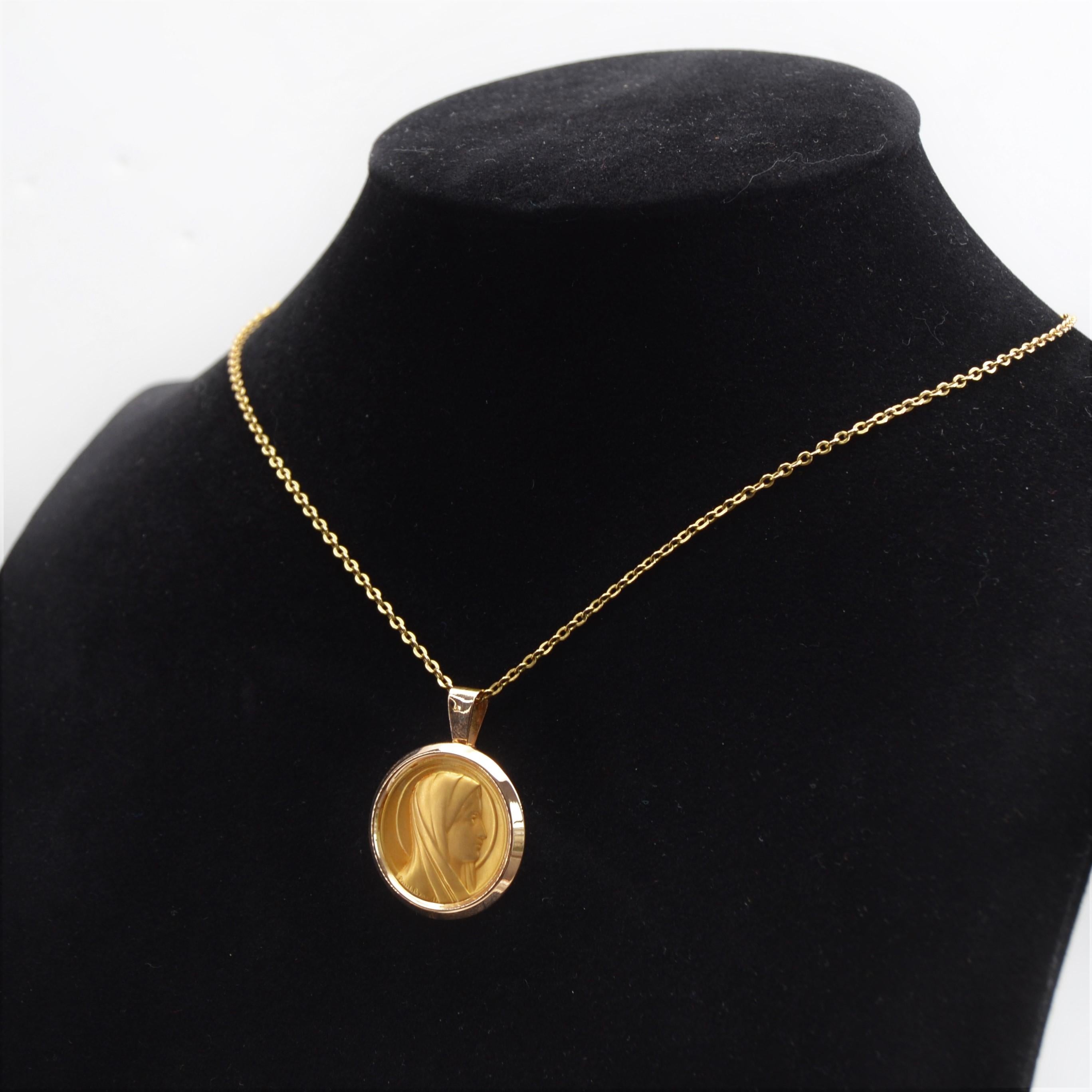 Rétro Médaille française ancienne de la Vierge Marie en or jaune rose et or 18 carats avec halo en vente