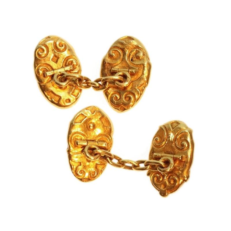 These unique 18K yellow gold French Victorian cufflinks from 1890 depict four grinning portraits resembling characters from Ancient Greek comedy and tragedy theatre. Through a cable chain, one cufflink connects assumingly a Satyr with horns and