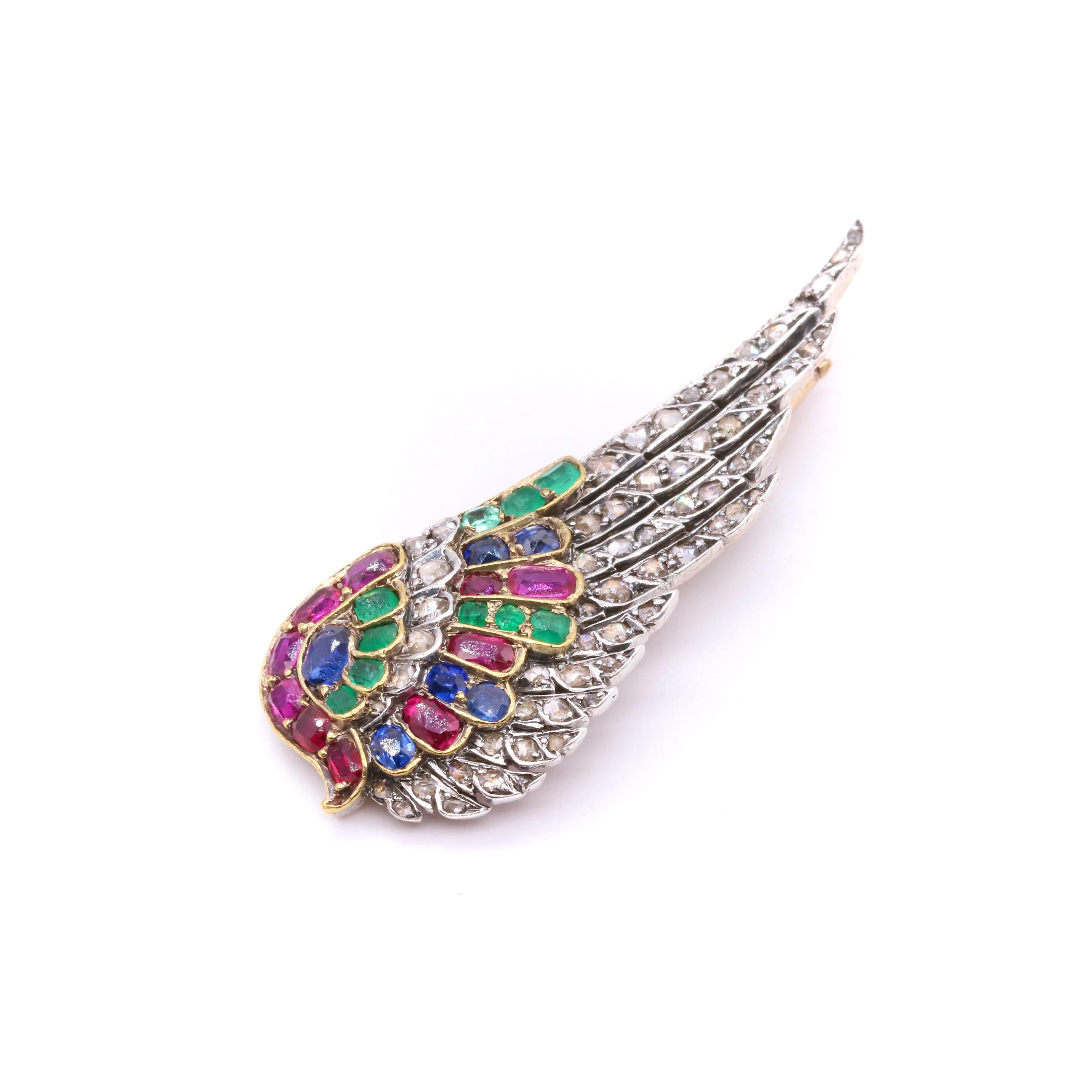 Taille coussin antique Broche française ancienne en or et argent 18 carats avec rubis, saphirs, émeraudes et diamants