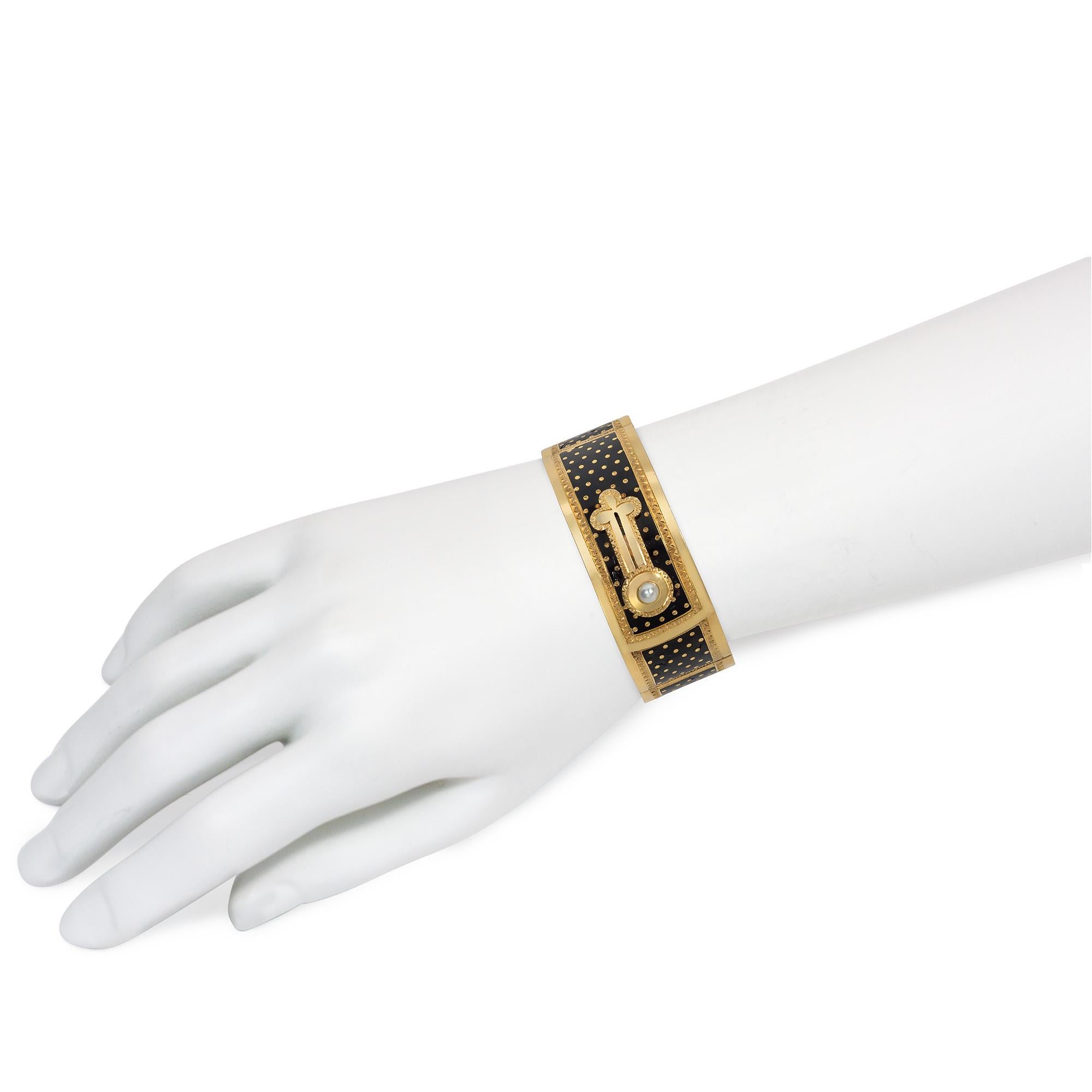 Perlina Antique French del XIX secolo Bracciale con bottoni in oro, smalto nero e perle in vendita