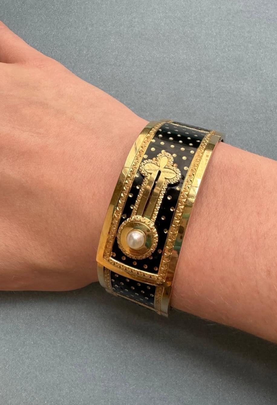 Antique French del XIX secolo Bracciale con bottoni in oro, smalto nero e perle In condizioni buone in vendita a New York, NY