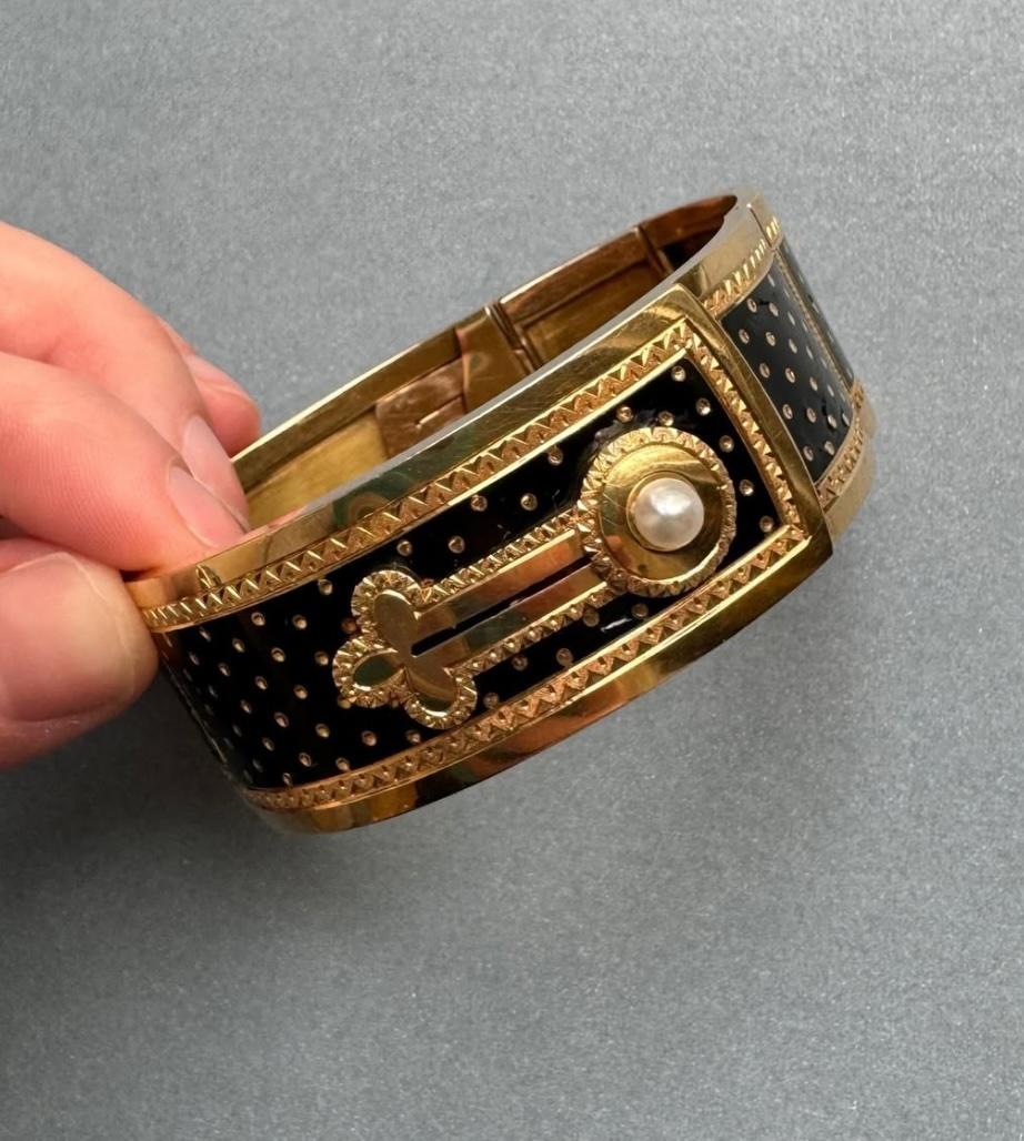 da uomo o donna Antique French del XIX secolo Bracciale con bottoni in oro, smalto nero e perle in vendita