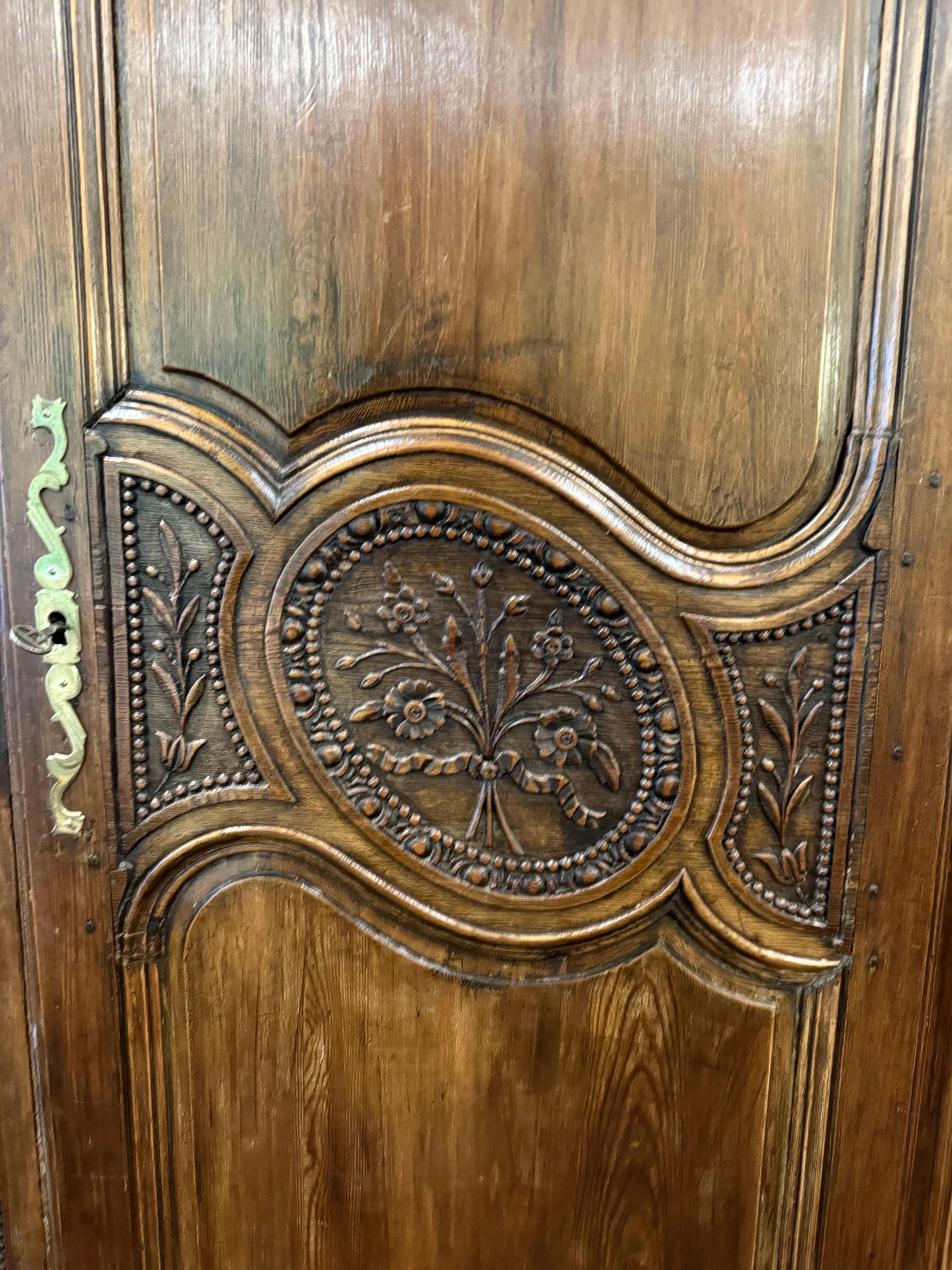 Antique French del XIX secolo, armadio in noce intagliato a mano in vendita 6