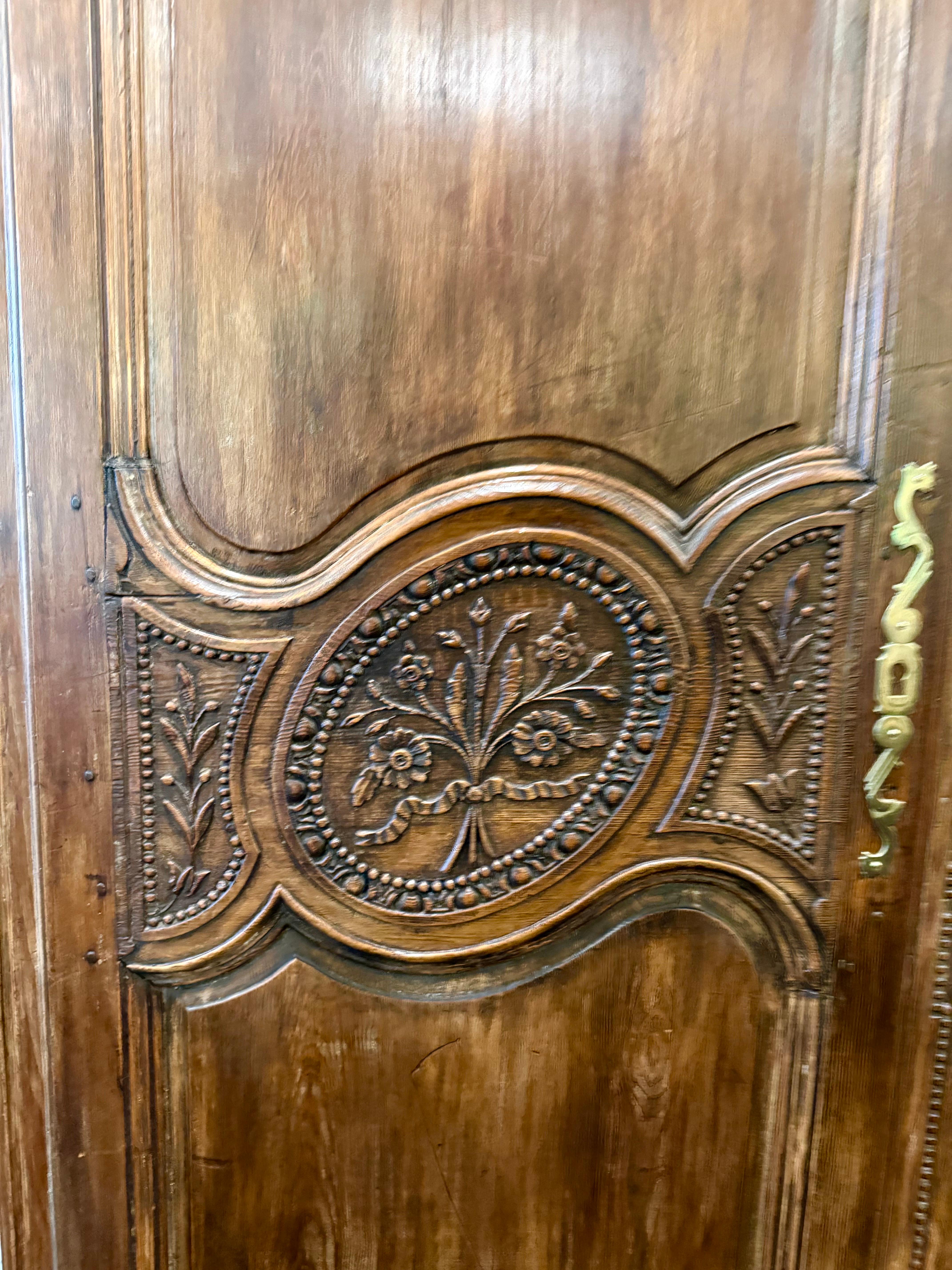 Antique French del XIX secolo, armadio in noce intagliato a mano in vendita 7