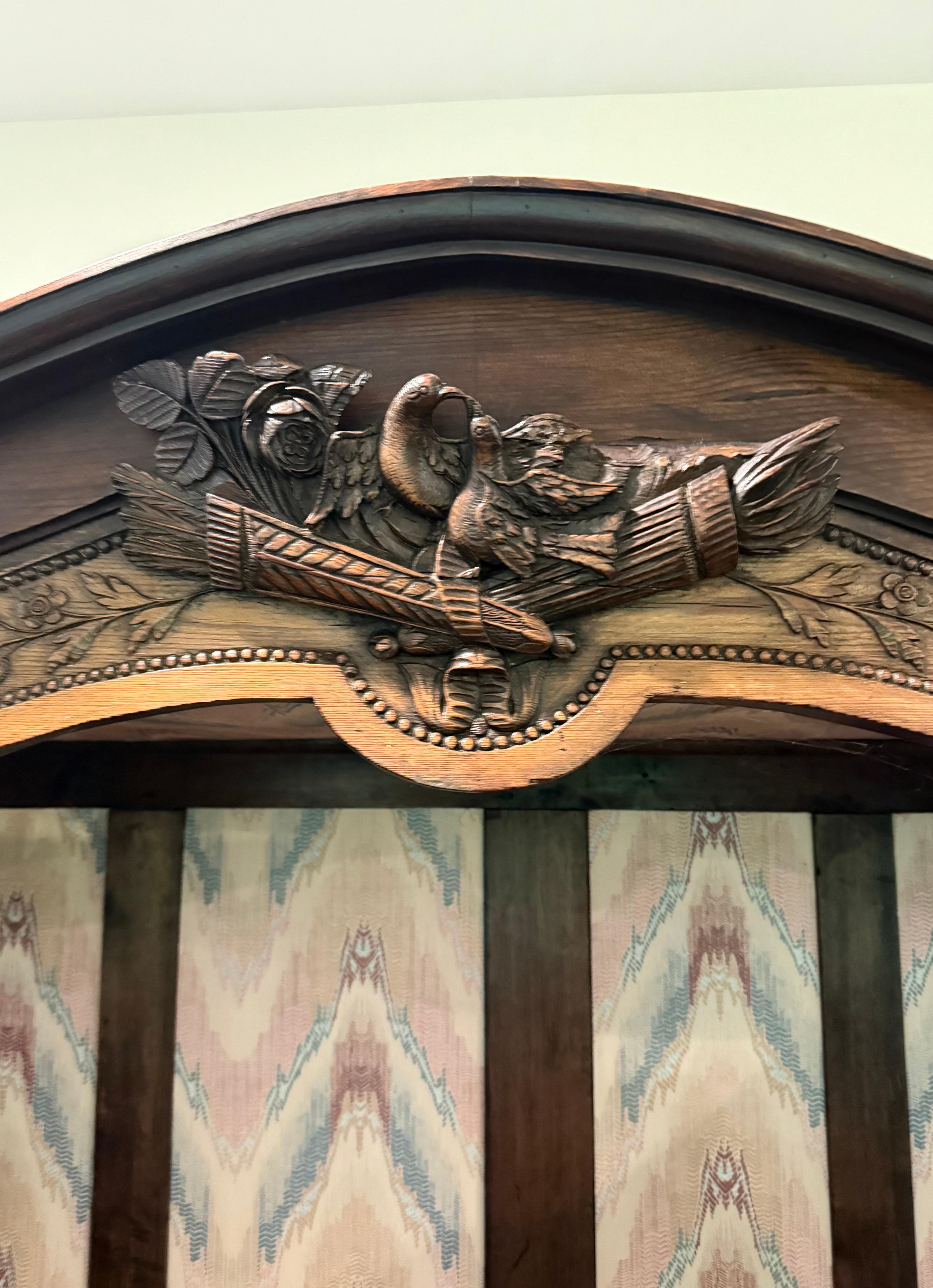 Antique French del XIX secolo, armadio in noce intagliato a mano in vendita 8