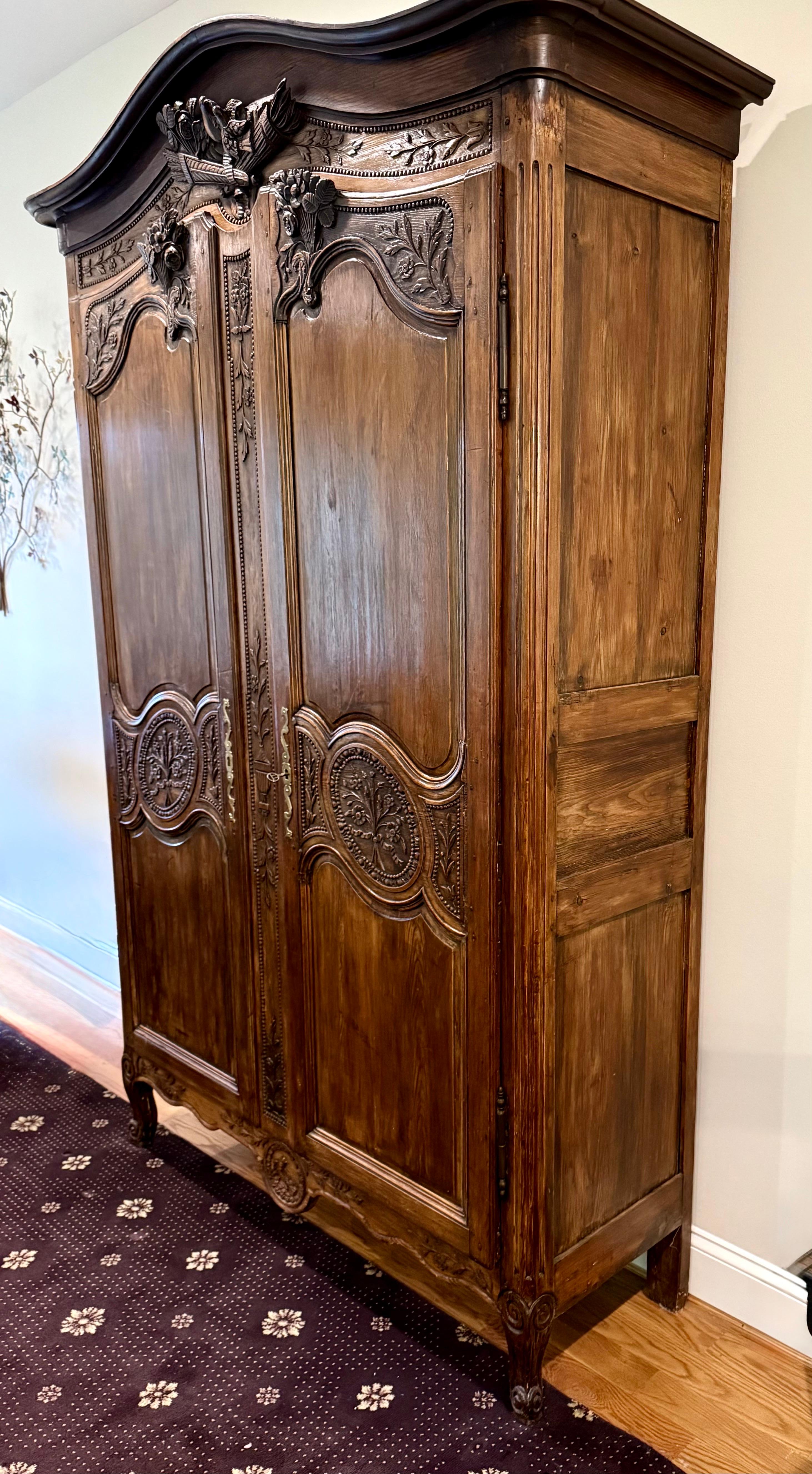 Antique French del XIX secolo, armadio in noce intagliato a mano In condizioni buone in vendita a West Hartford, CT