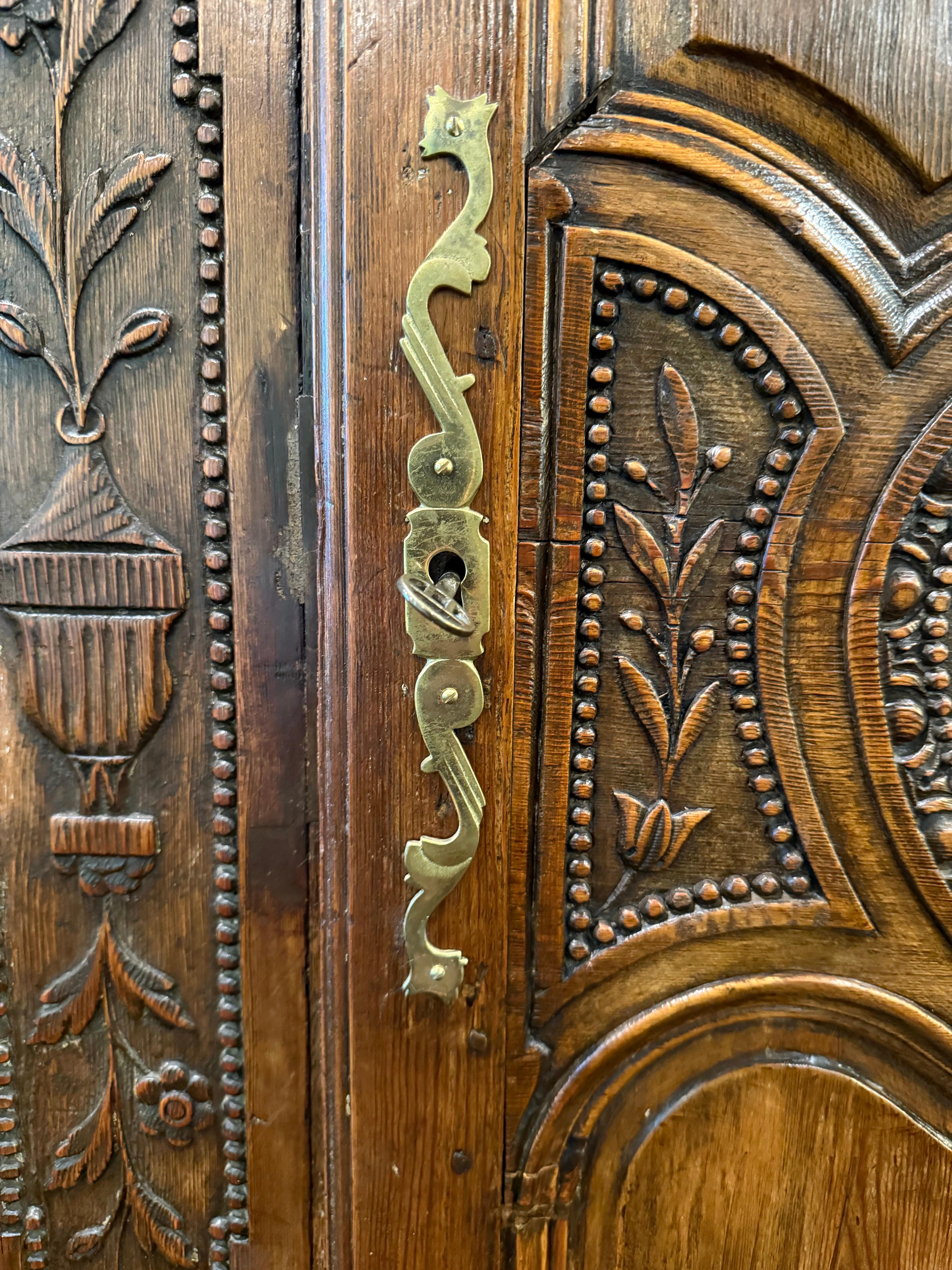 Ottone Antique French del XIX secolo, armadio in noce intagliato a mano in vendita