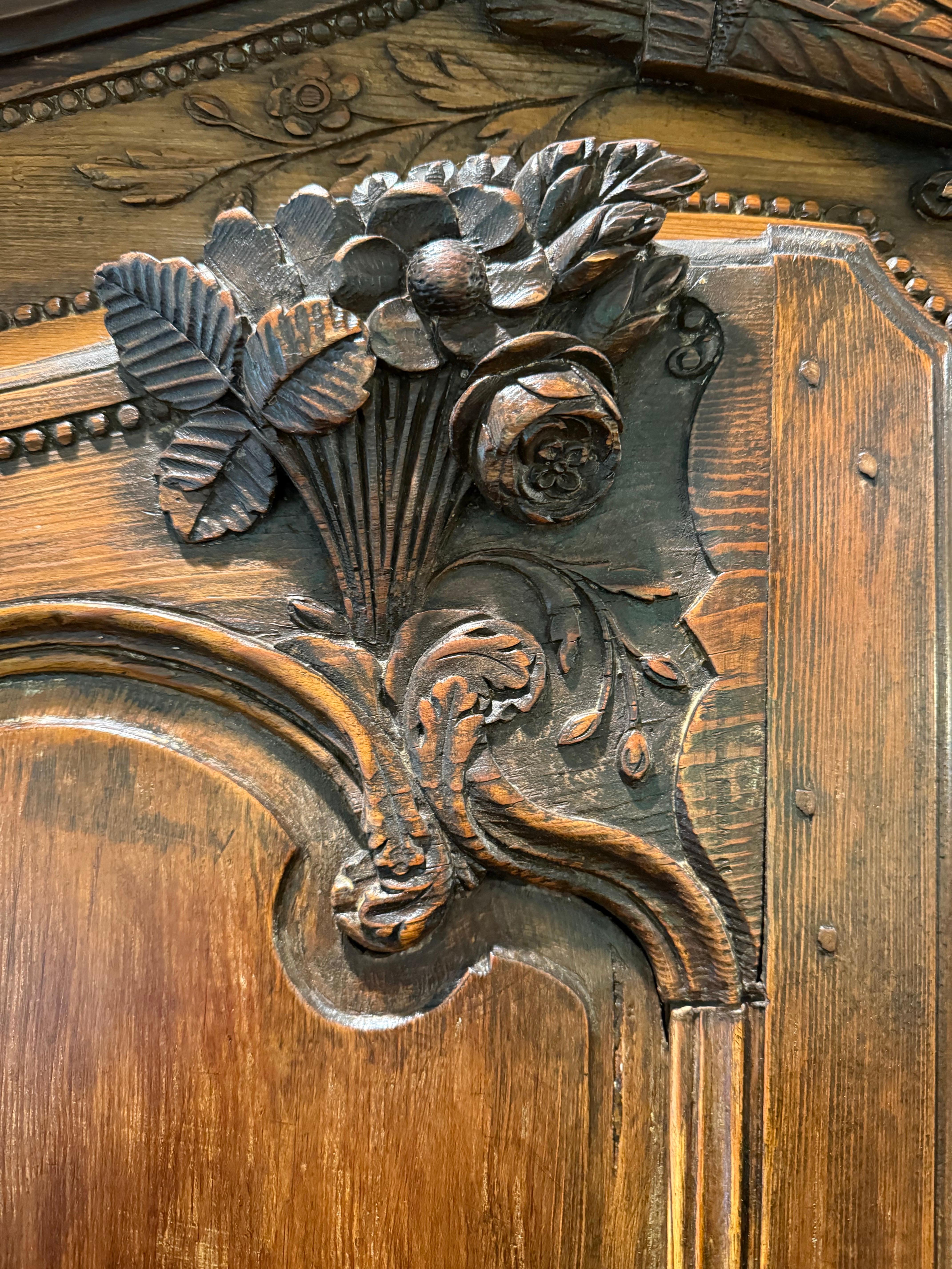 Antique French del XIX secolo, armadio in noce intagliato a mano in vendita 1