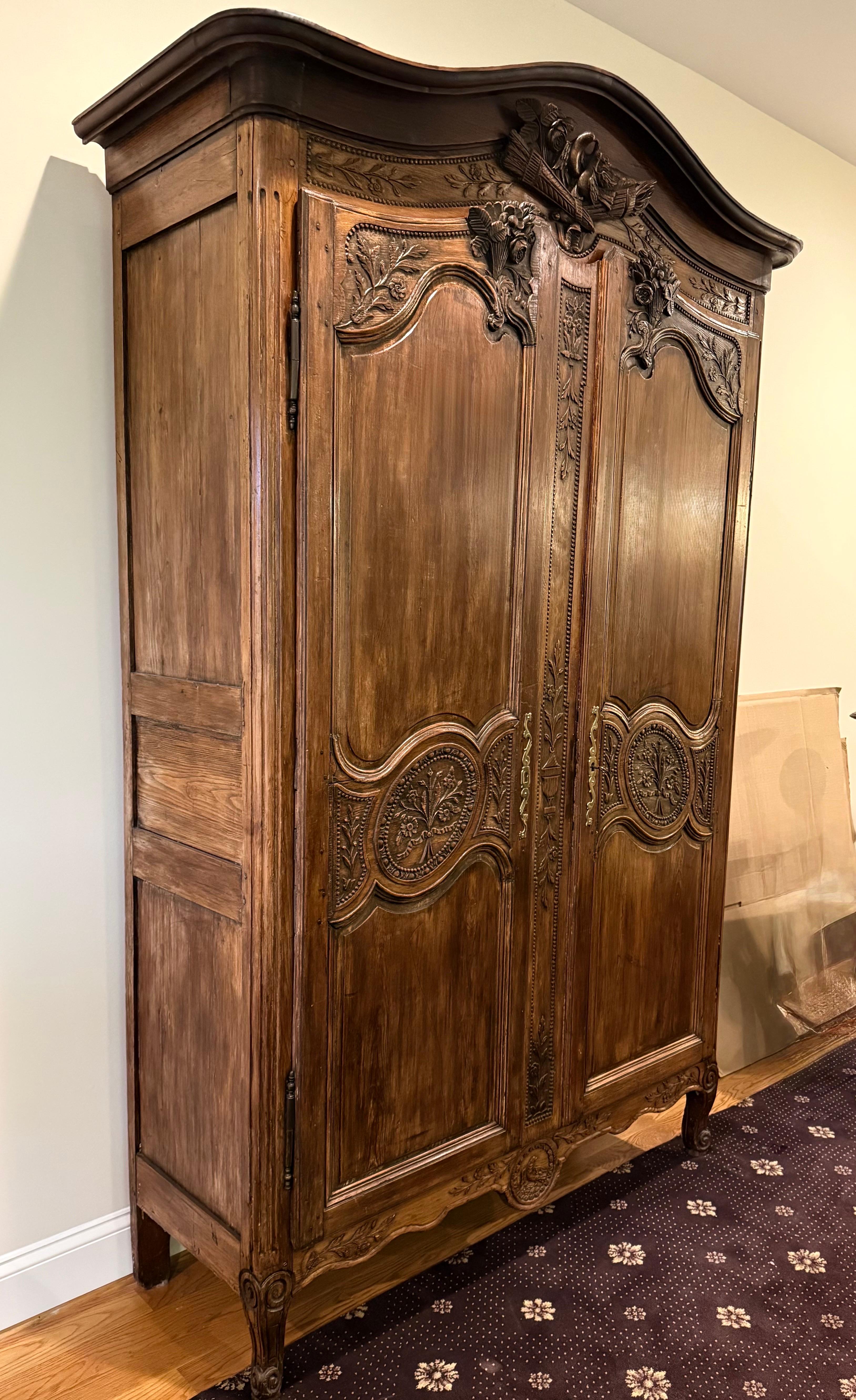 Antique French del XIX secolo, armadio in noce intagliato a mano in vendita 2