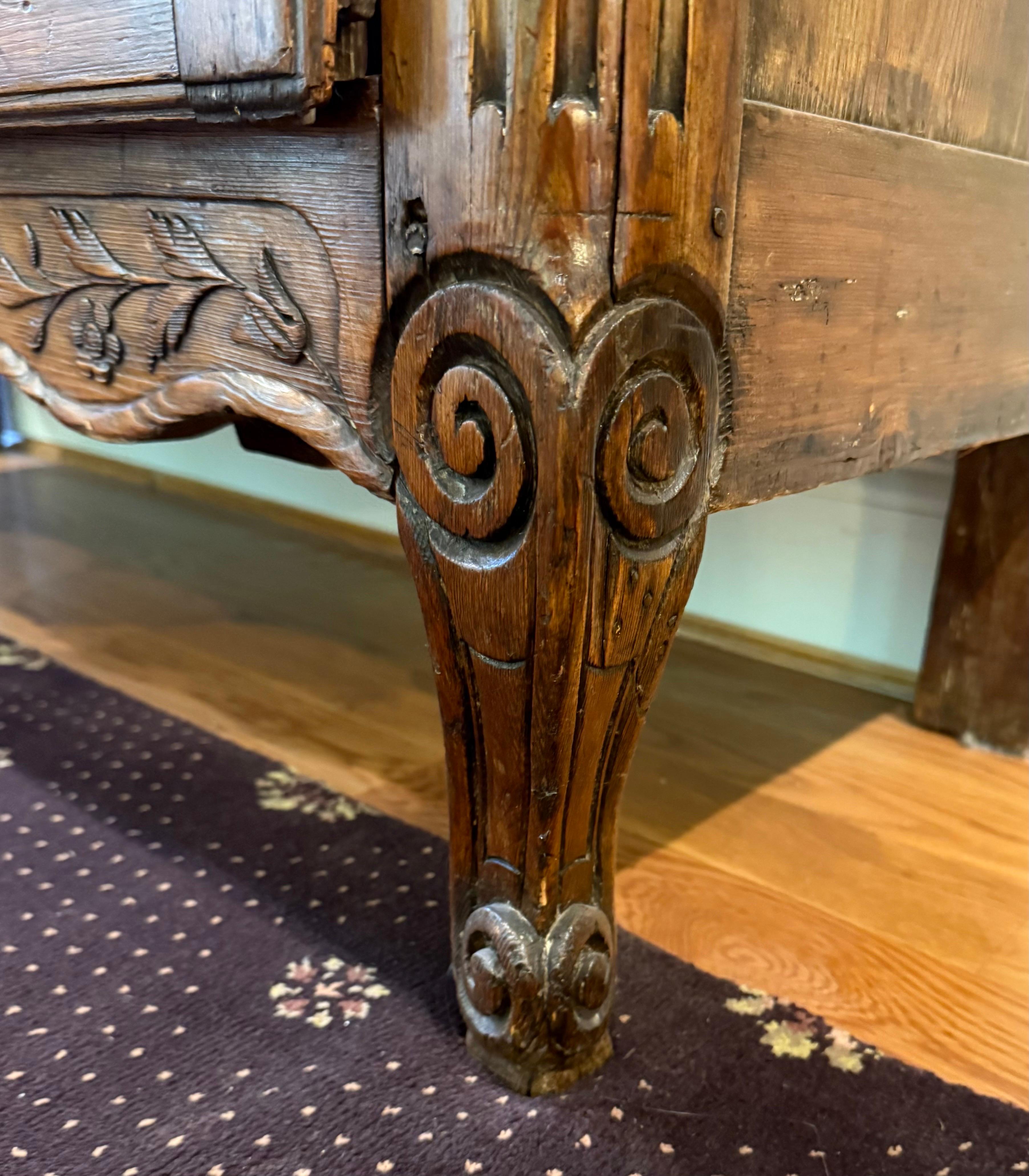 Antique French del XIX secolo, armadio in noce intagliato a mano in vendita 3