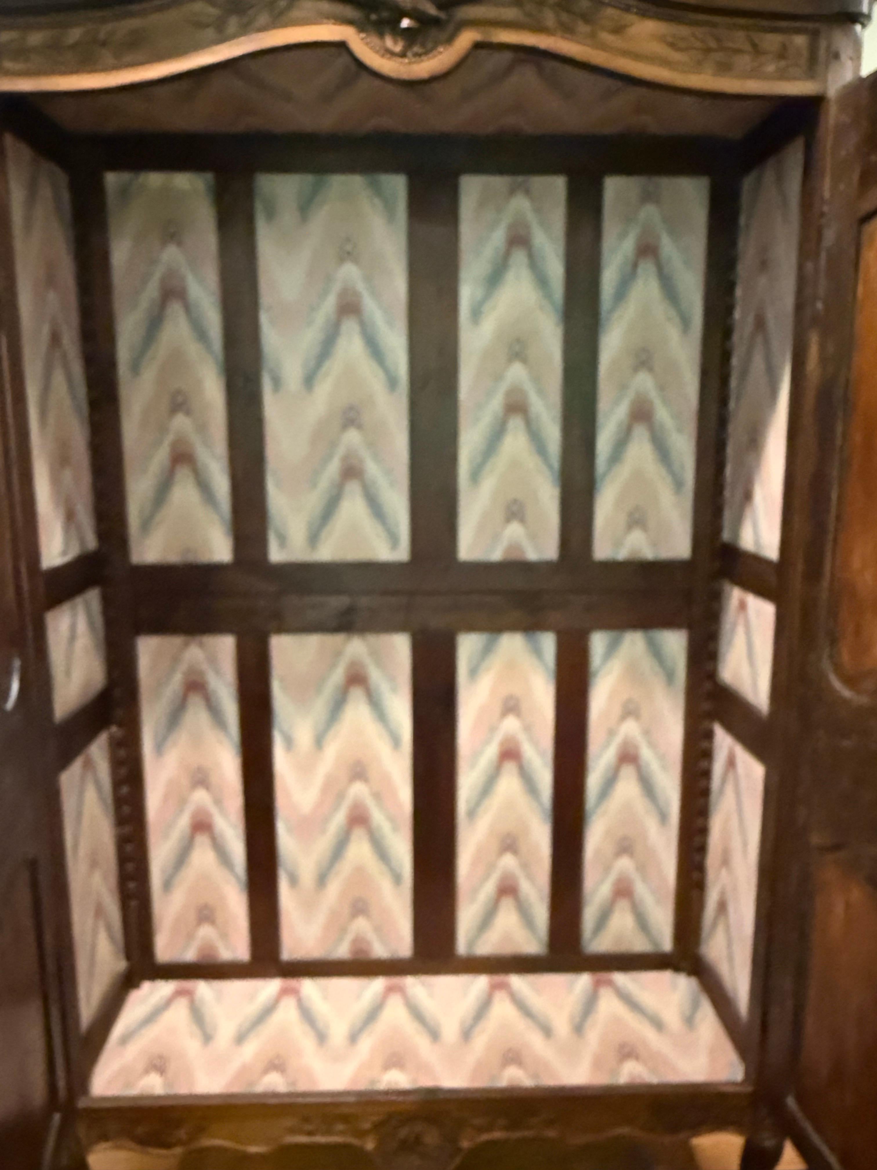 Antique French del XIX secolo, armadio in noce intagliato a mano in vendita 5