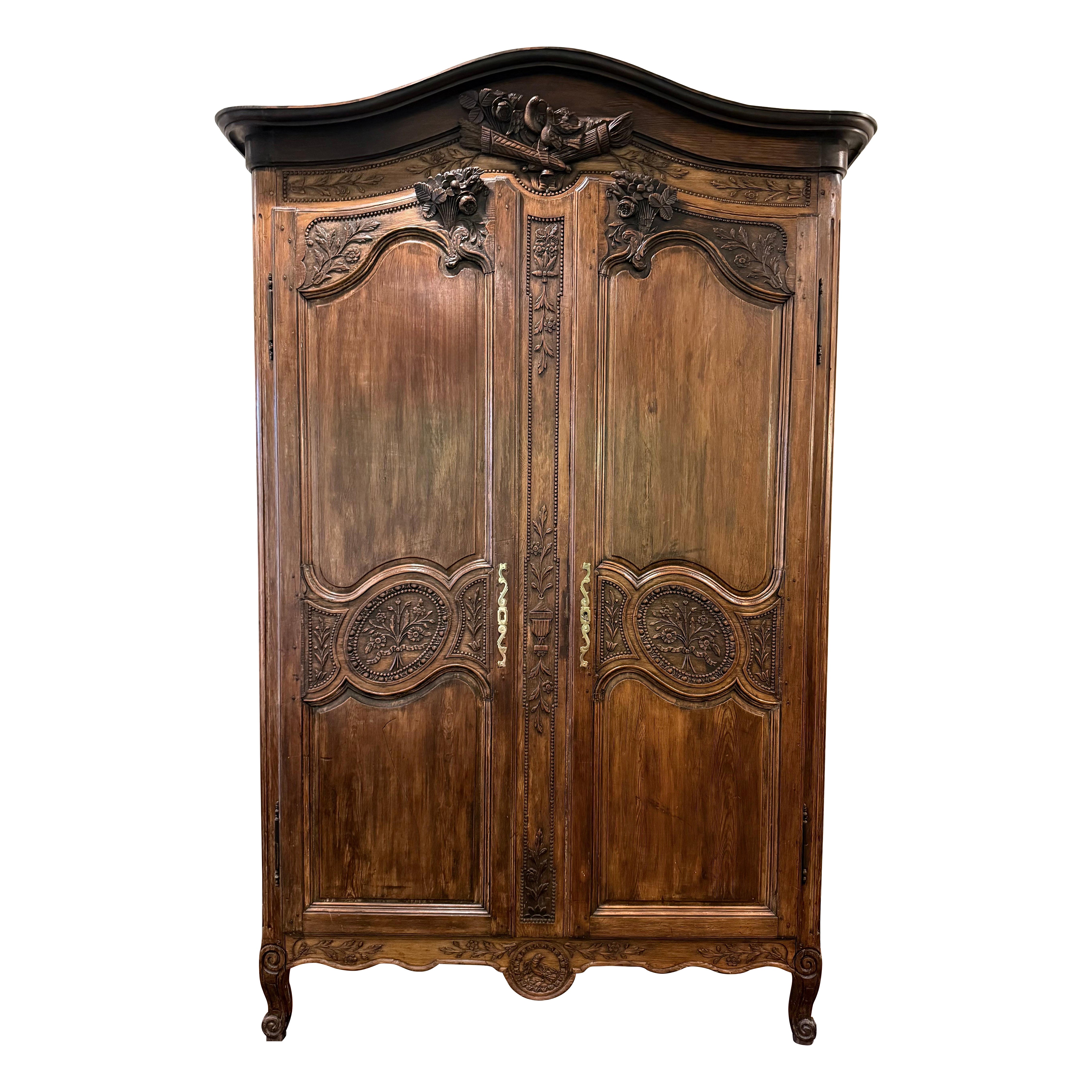 Antique French del XIX secolo, armadio in noce intagliato a mano in vendita