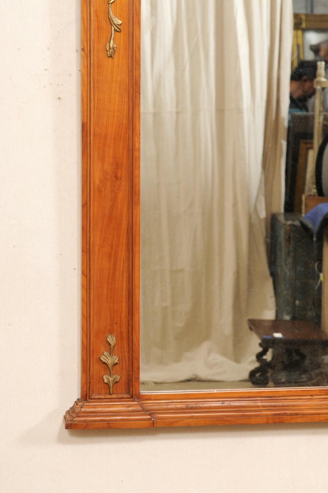 Antiker französischer 4 Fuß hoher Holzspiegel mit neoklassizistischen Schleifentiefel- und Girlanden-Akzenten im Zustand „Gut“ im Angebot in Atlanta, GA