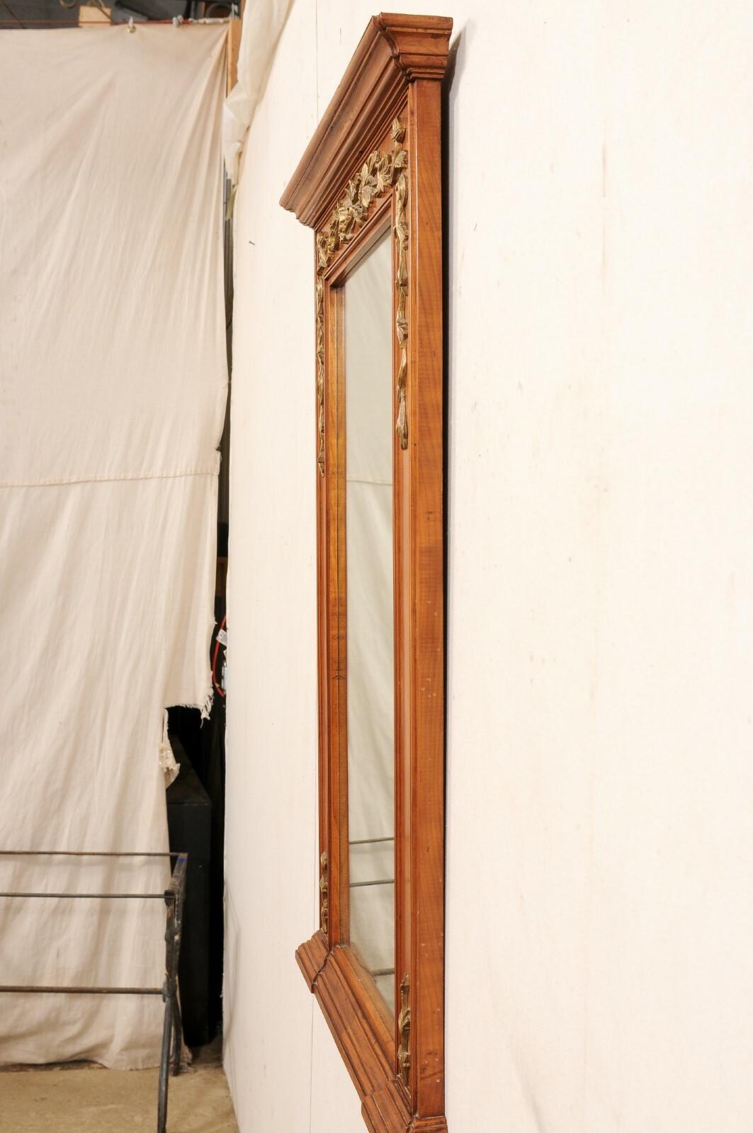 Antiker französischer 4 Fuß hoher Holzspiegel mit neoklassizistischen Schleifentiefel- und Girlanden-Akzenten im Angebot 1